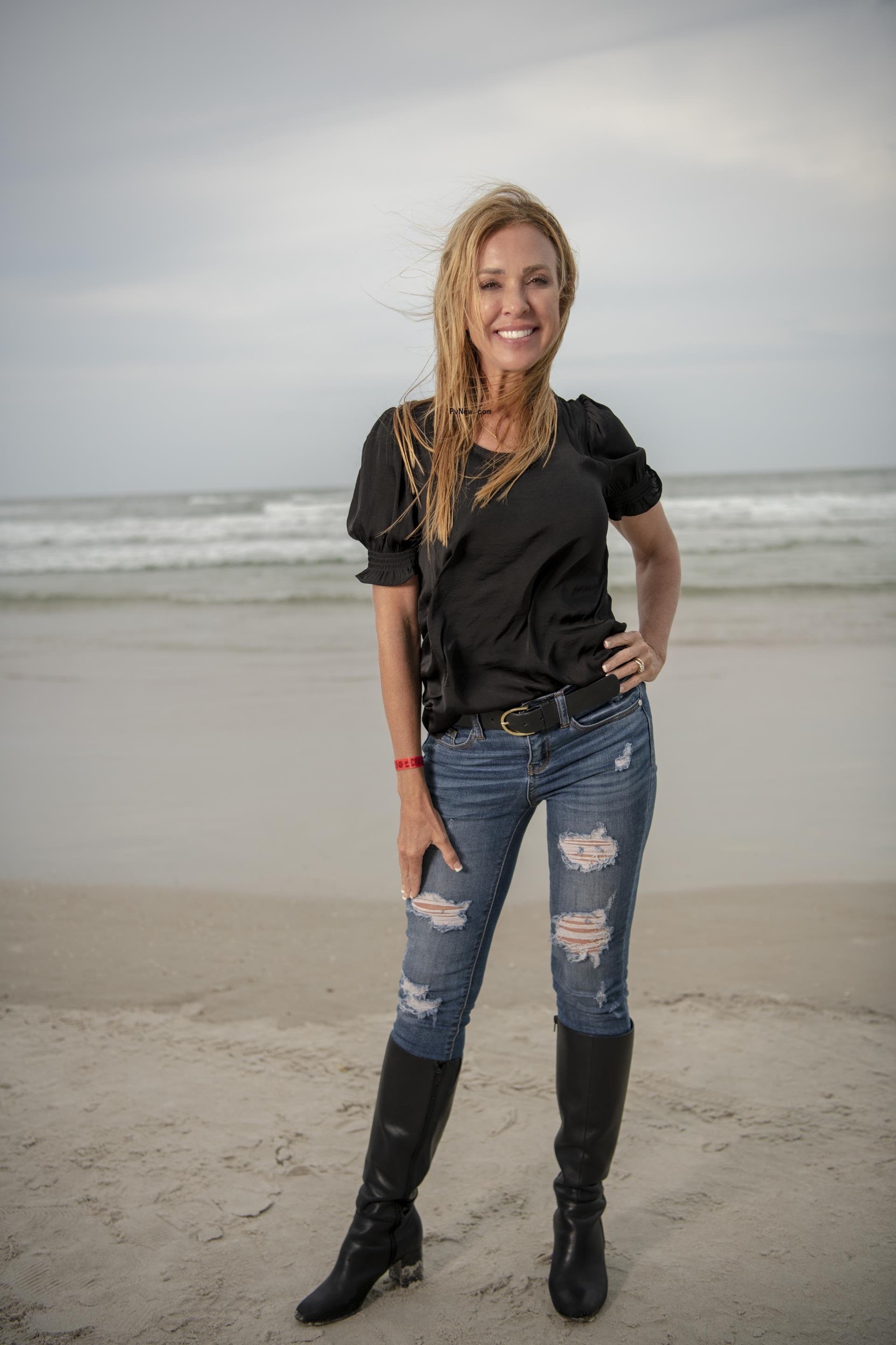 Mo<i></i>nica Aldama on the beach.