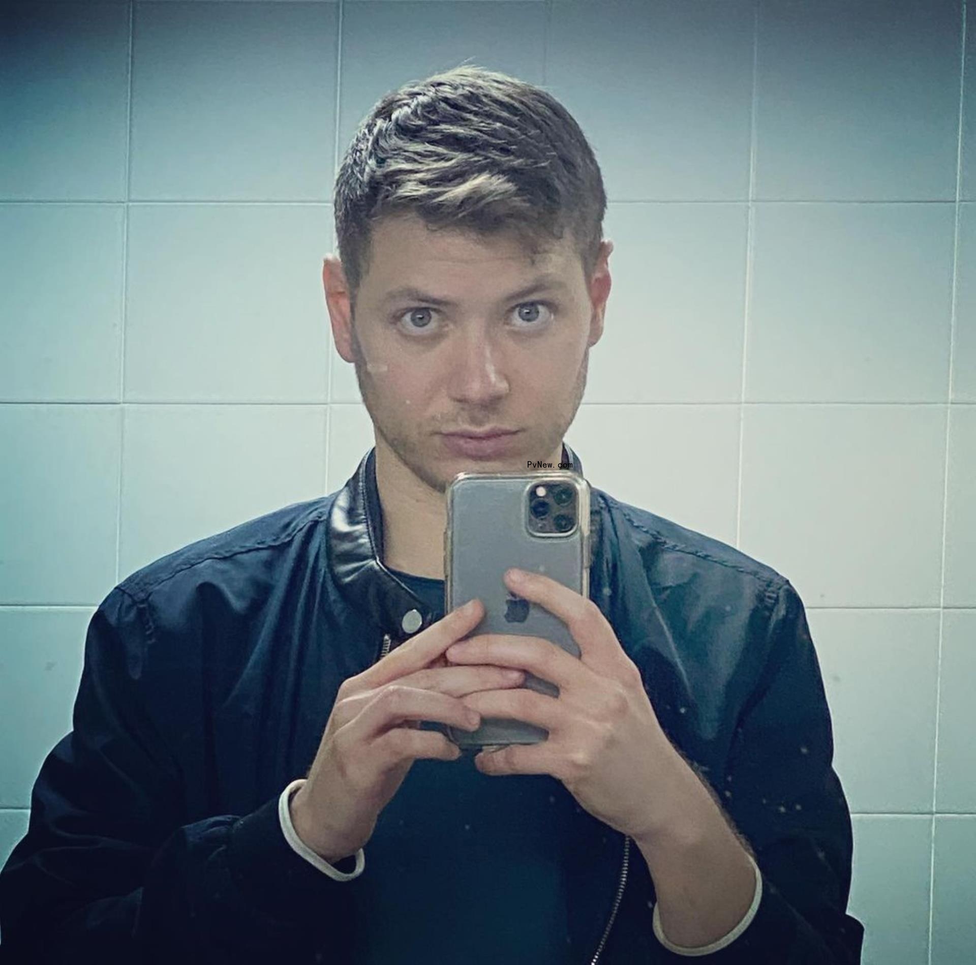 Yair Netanyahu taking a mirror selfie.