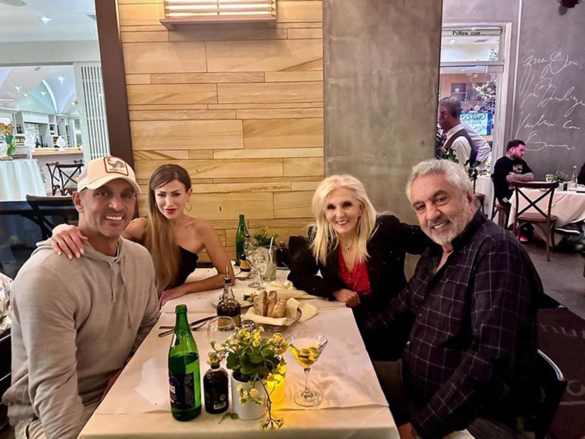 mauricio umansky, leslie bega and mauricio's parents at a restaurant table