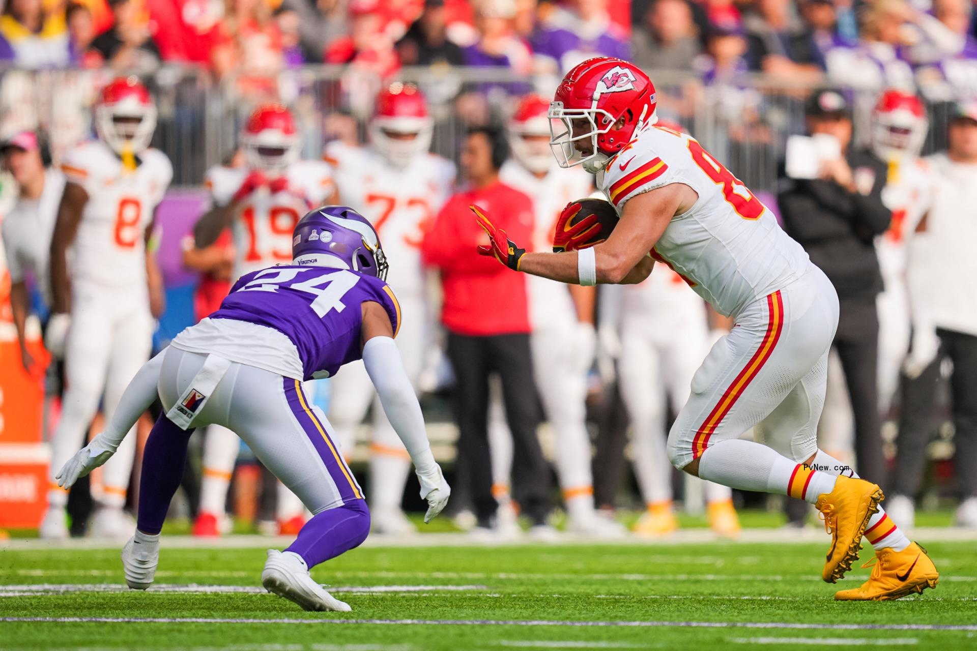 Travis Kelce playing football.