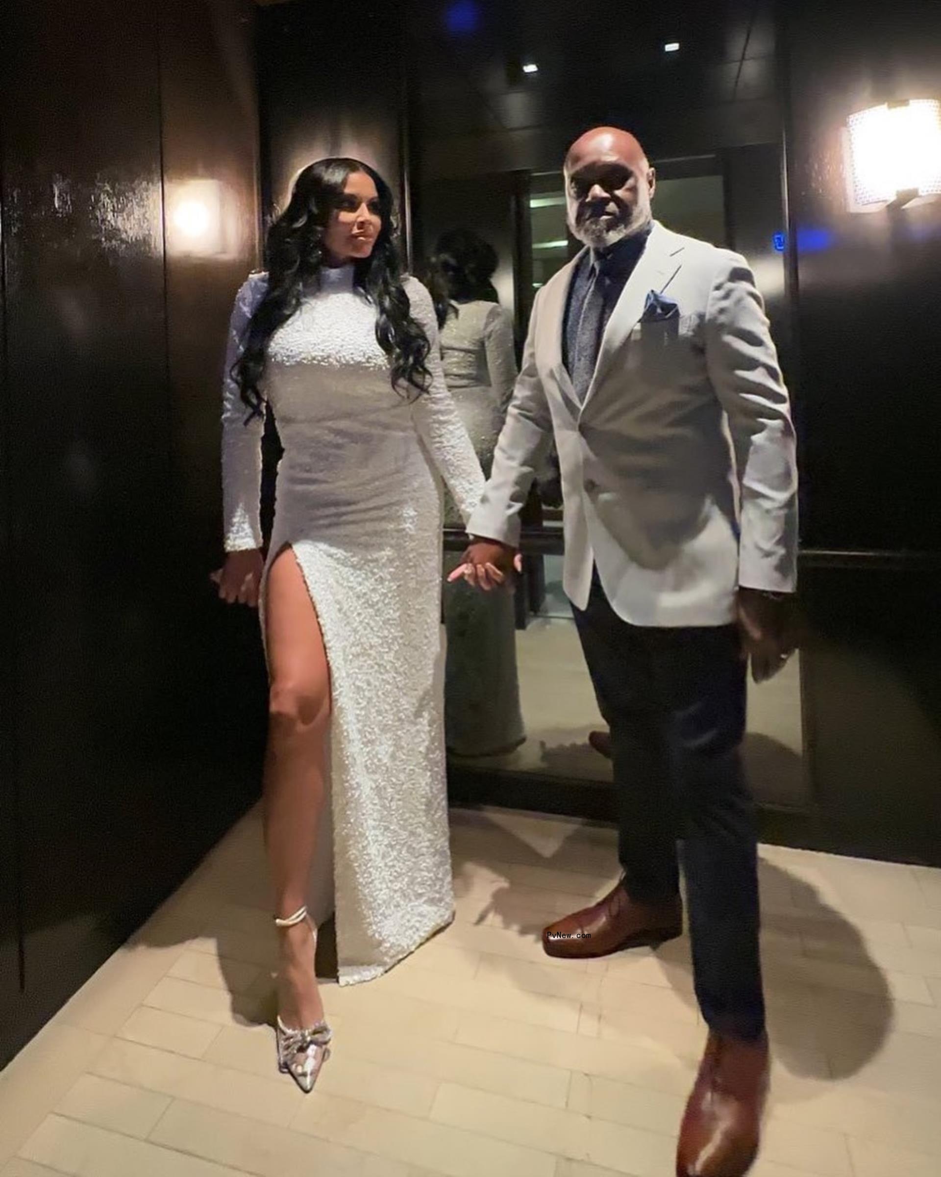 Mia and Gordon Thornton in an elevator.