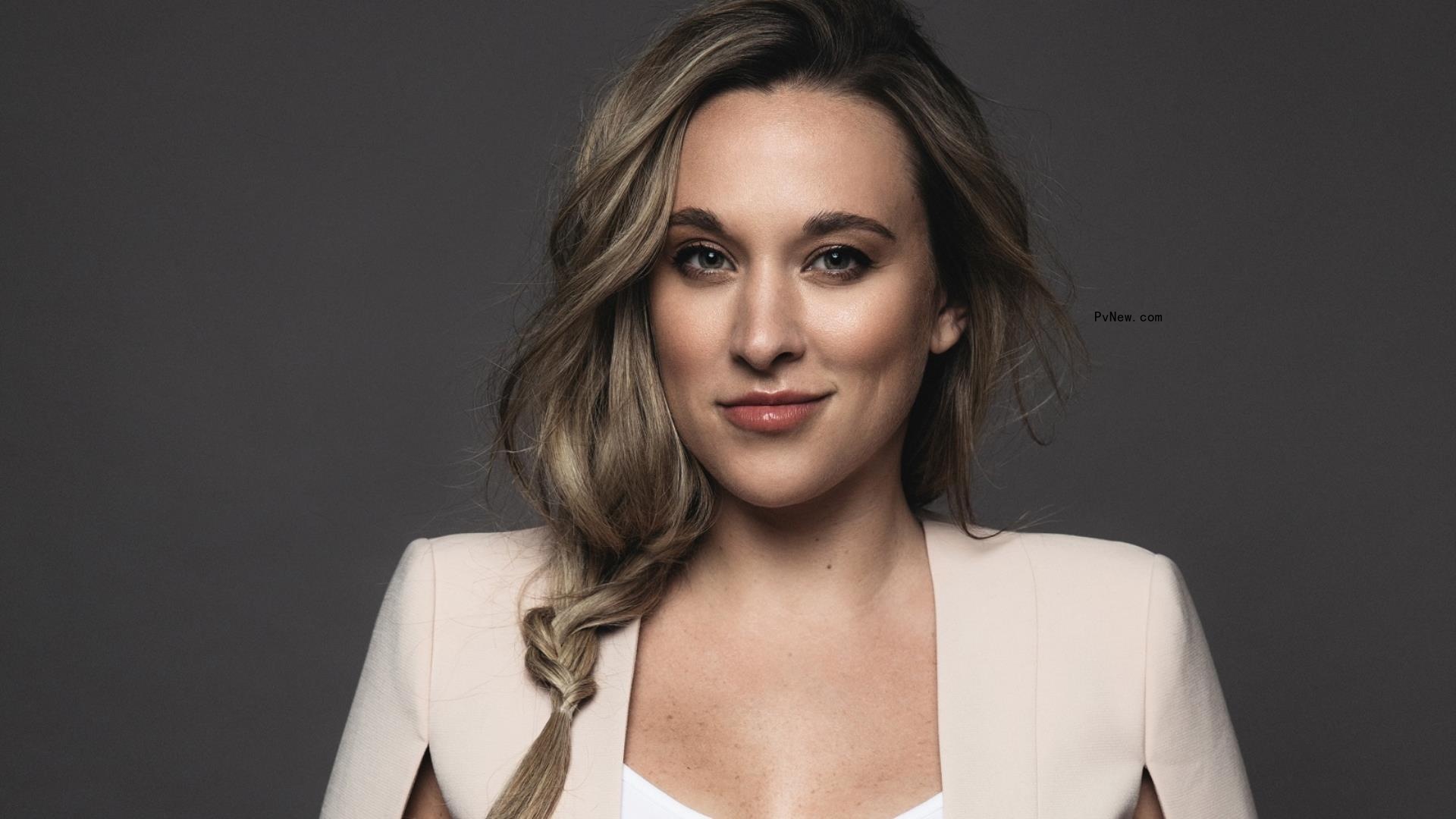 ‘Crime Junkie’ Host Ashley Flowers Inks Exclusive SiriusXM Deal for Ads, Co<i></i>ntent Development (Podcast News Roundup)