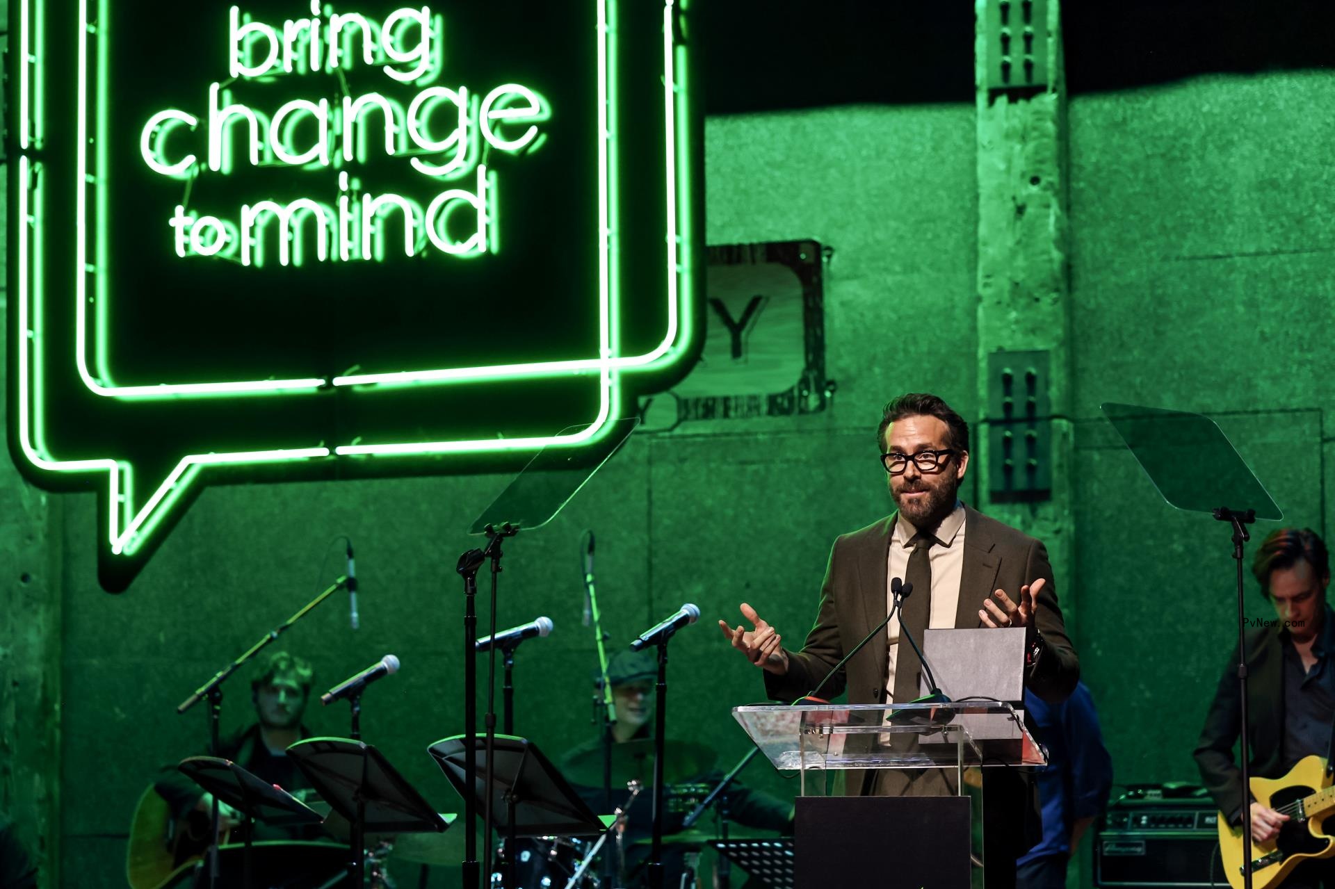 Ryan Reynolds being ho<i></i>nored at a Bring Change to Mind Gala.