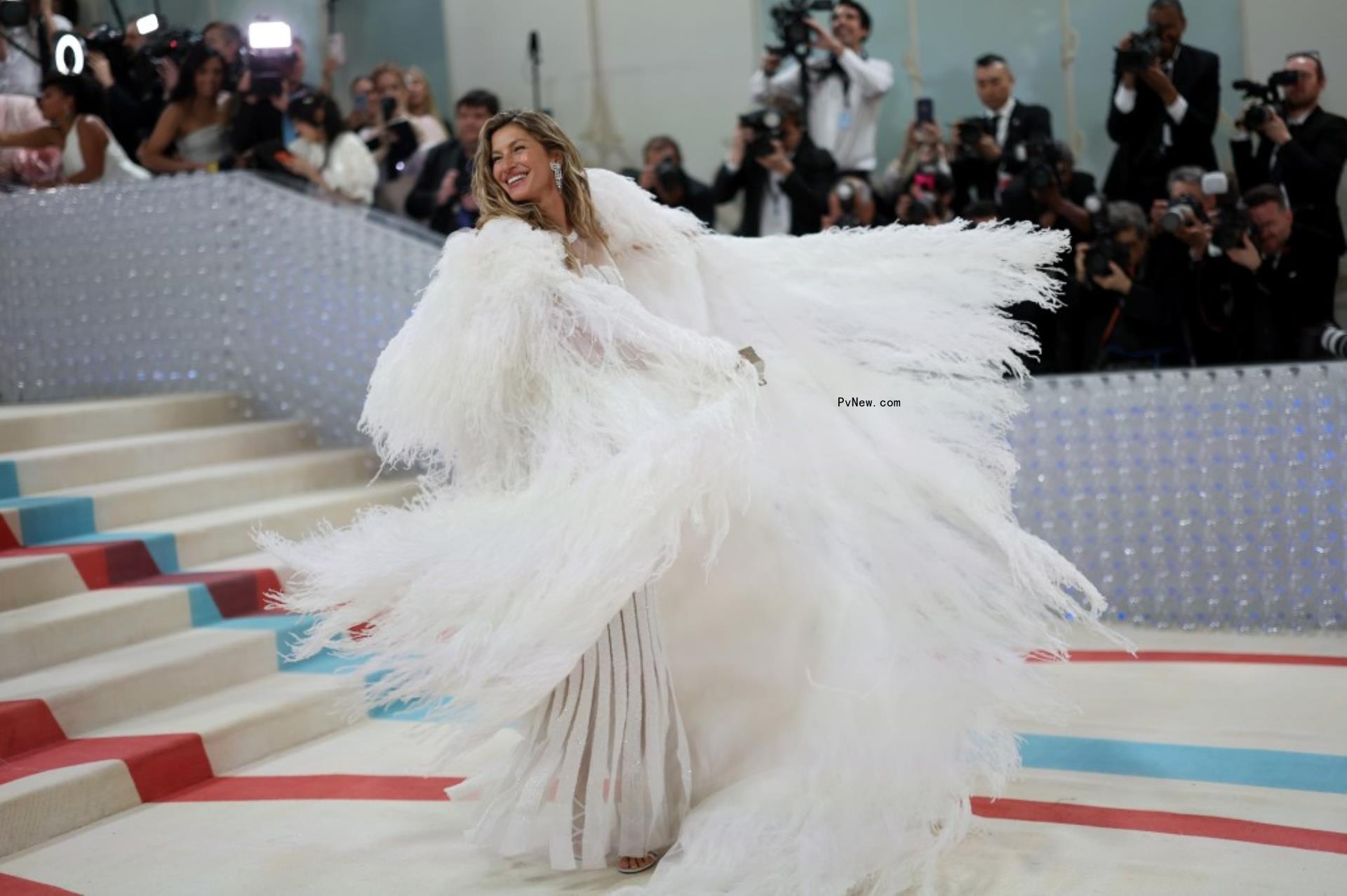 Gisele Bündchen on the Met Gala red carpet.