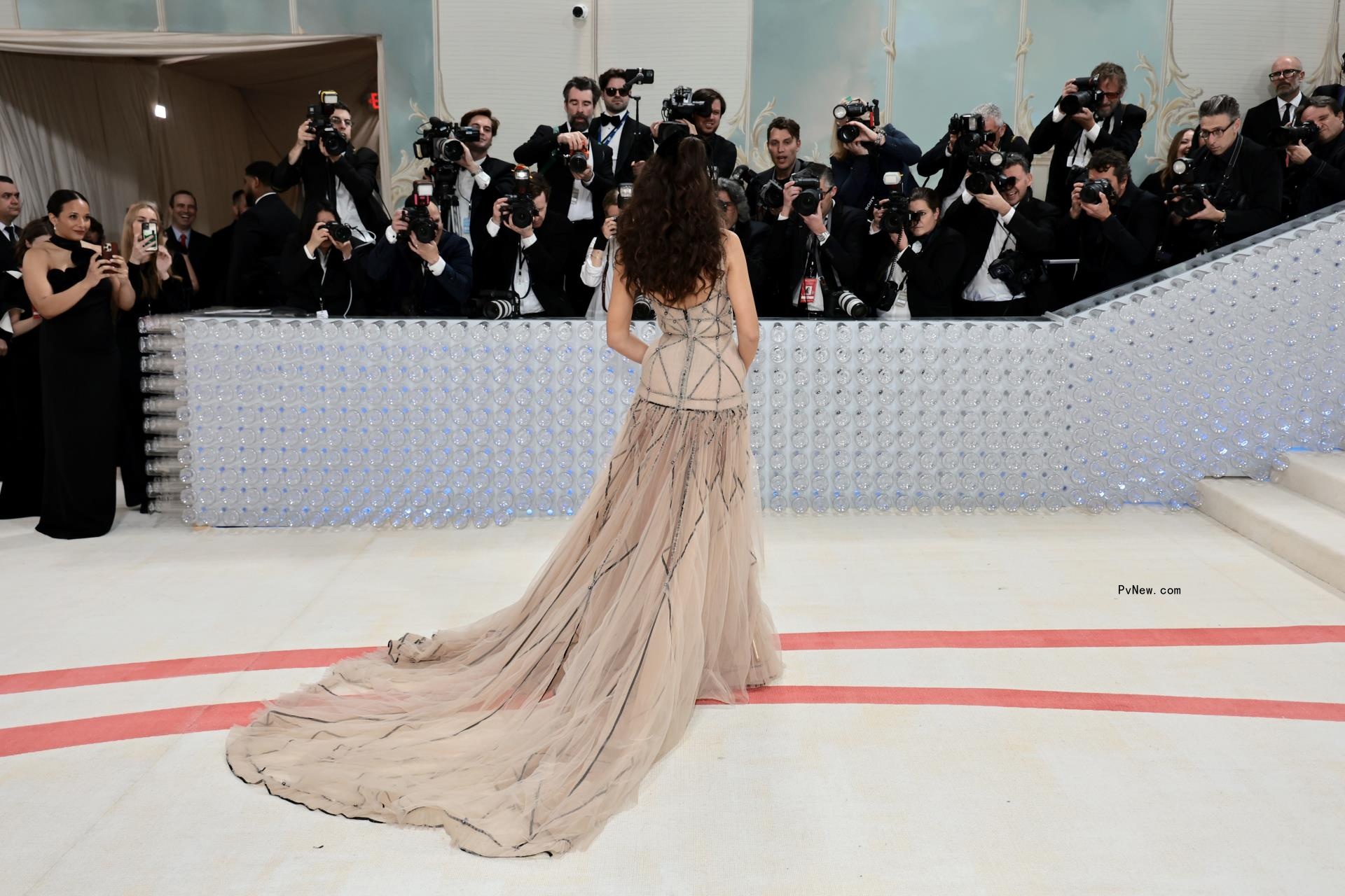Emily Ratajkowski Met Gala.