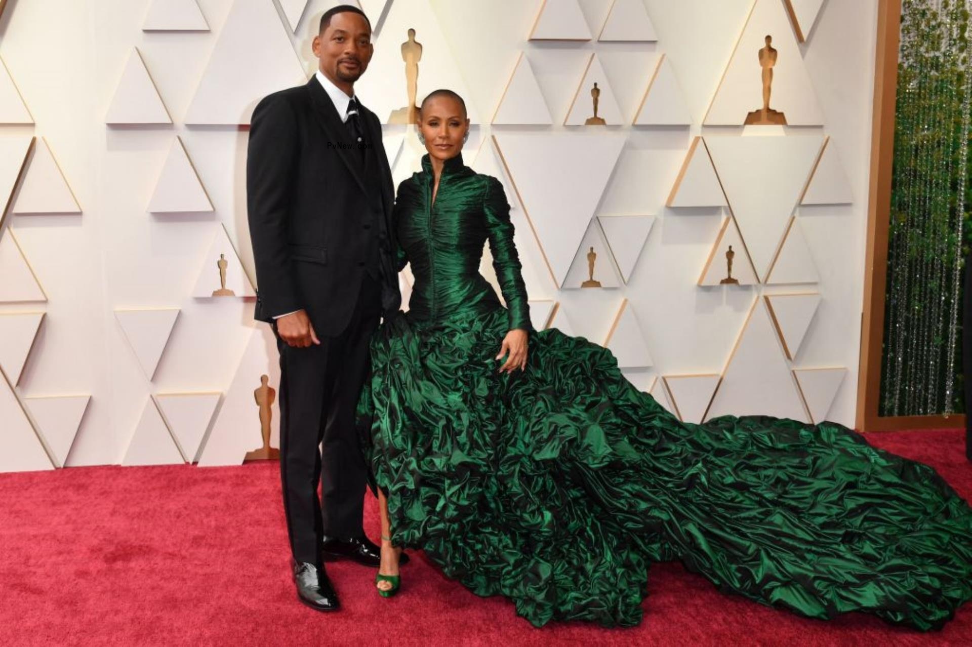 will smith and jada pinkett smith posing on oscars 2022 red carpet
