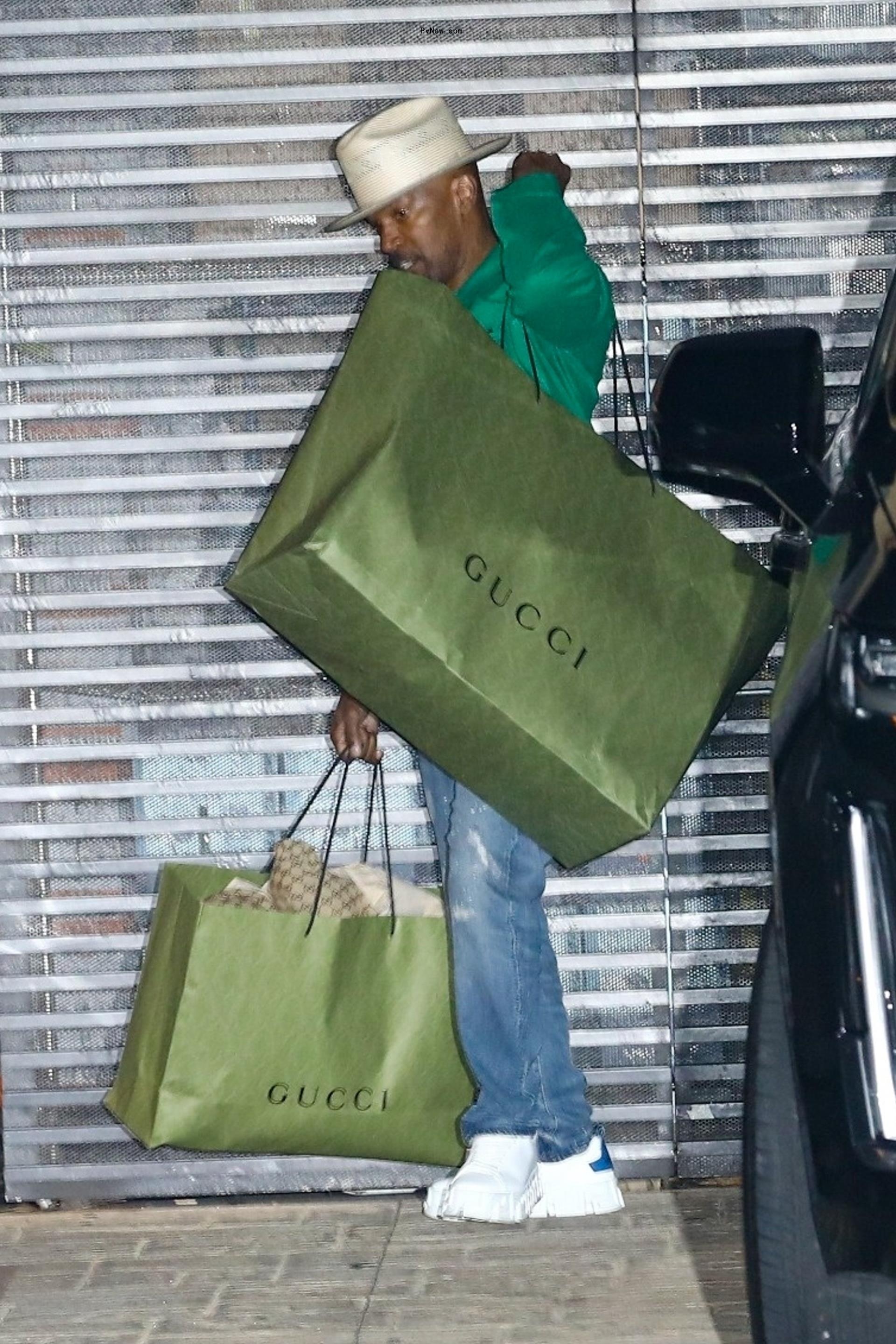 Jamie Foxx carrying gift bags