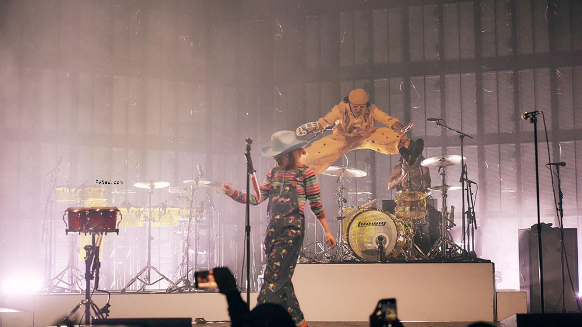 Hayley Williams Dresses as Chucky for Paramore’s L.A. Halloween Show, Brings Fans on Stage for ‘Misery Business’