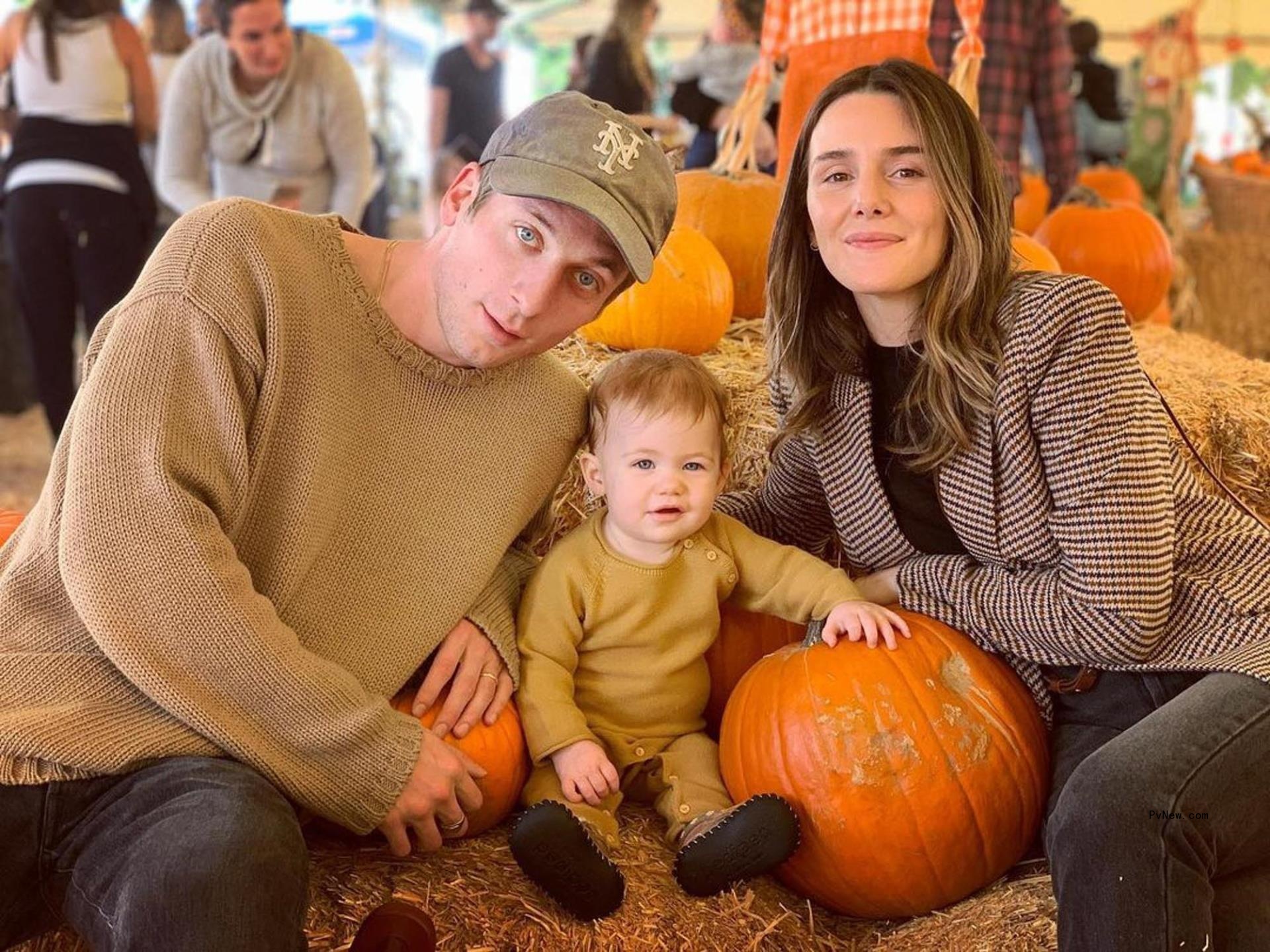 Jeremy Allen White, Addison Timlin and daughter