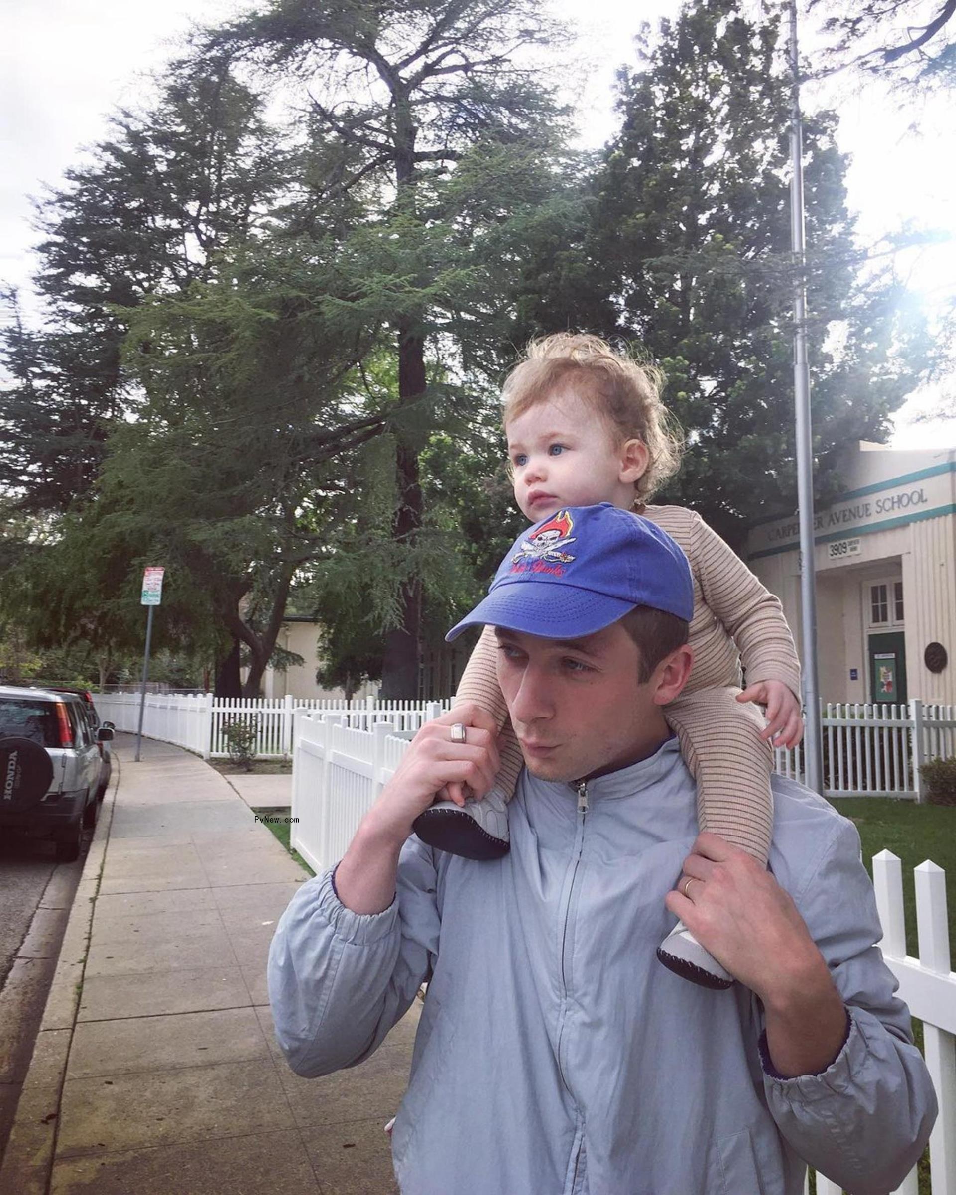 Jeremy Allen White and daughter