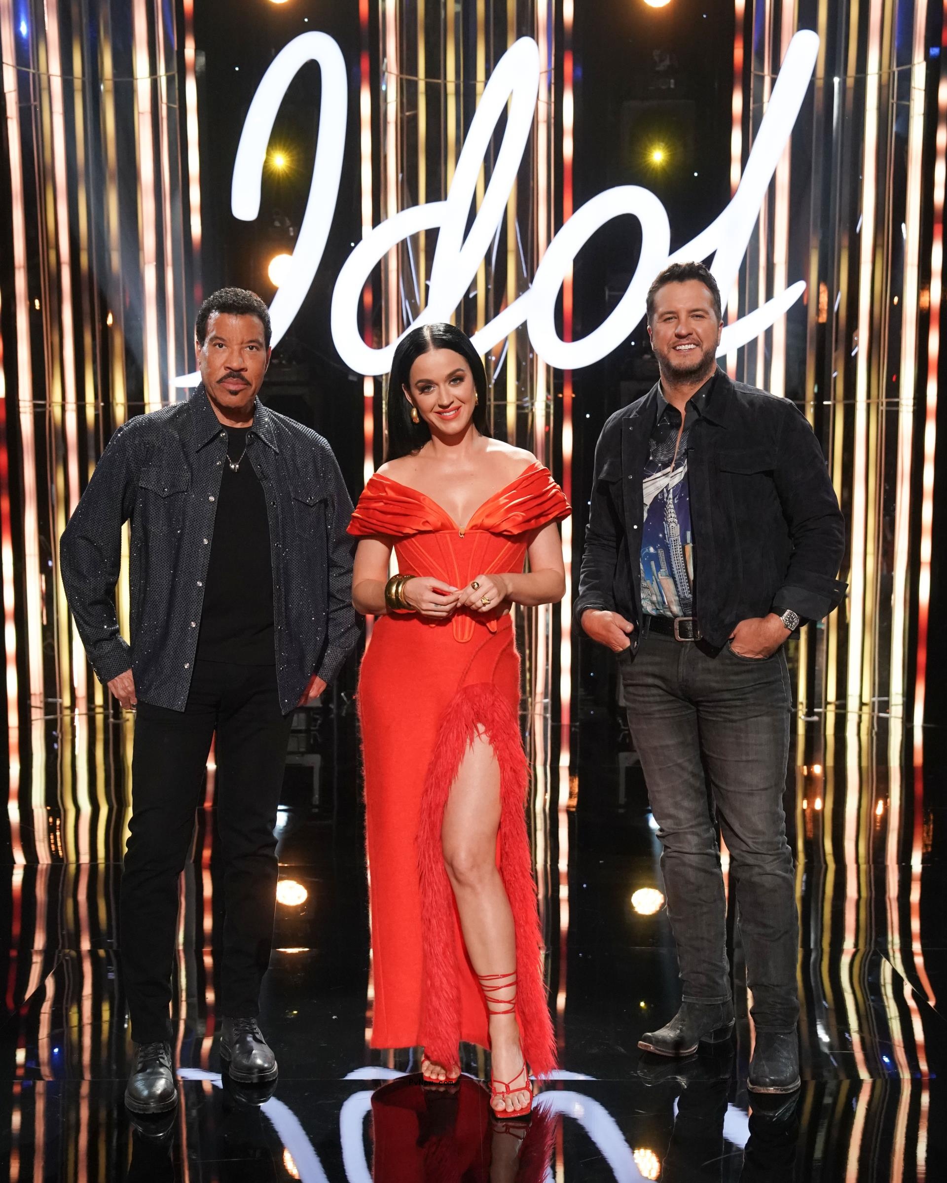 Lio<i></i>nel Richie, Katy Perry and Luke Bryan posing for a photo together