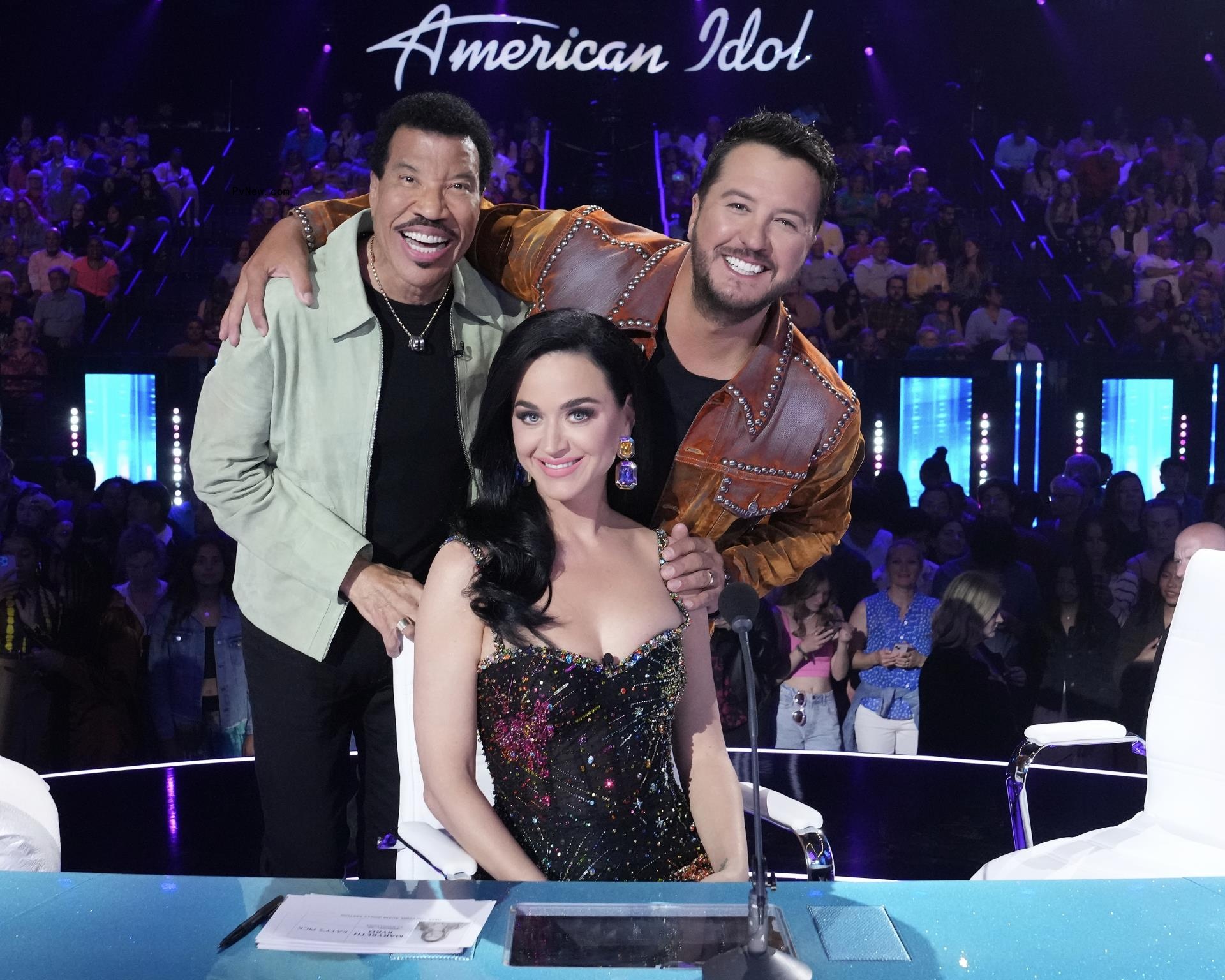 Lio<i></i>nel Richie, Katy Perry and Luke Bryan sitting and posing for a photo together