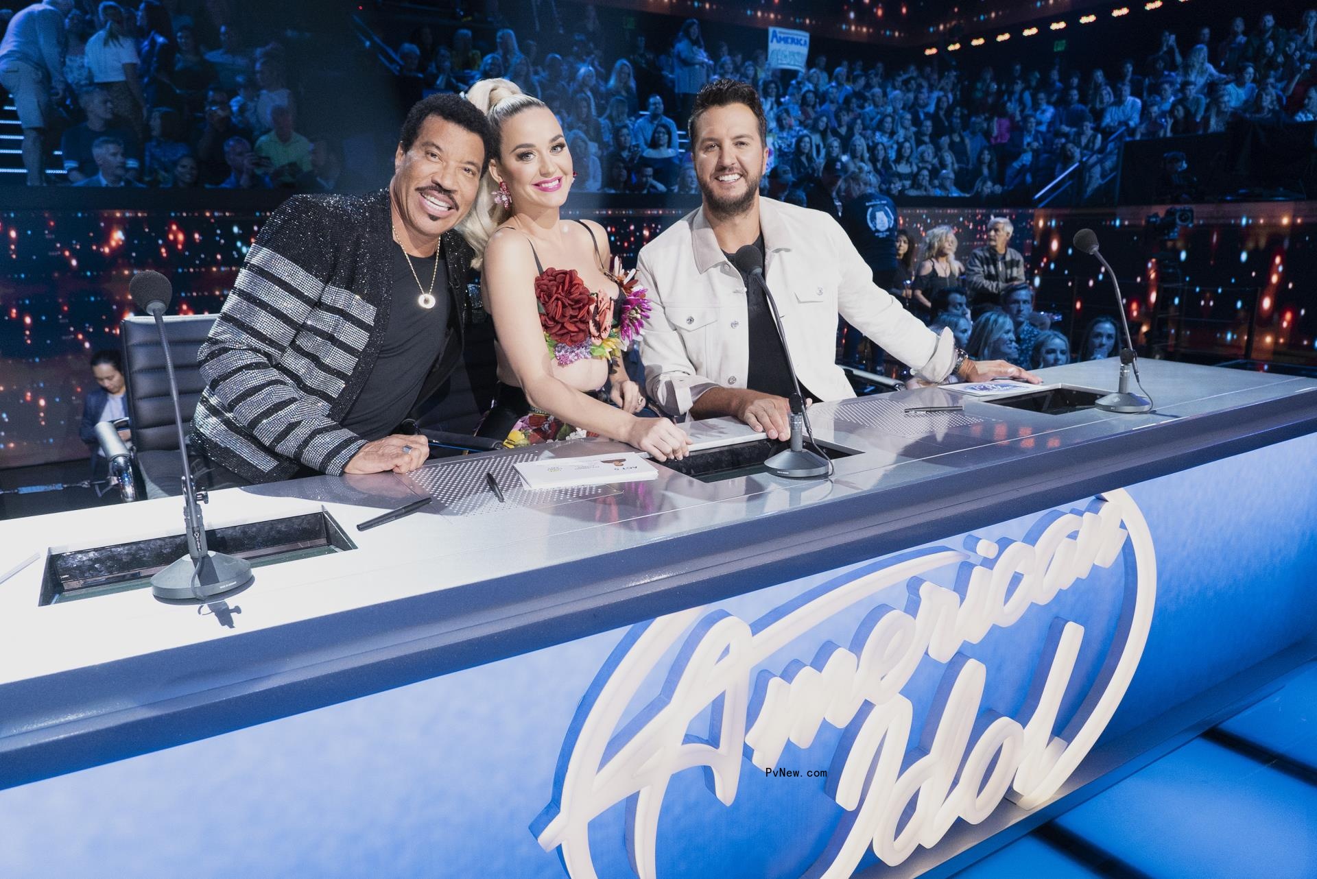 Lio<i></i>nel Richie, Katy Perry and Luke Bryan sitting and posing for a photo together