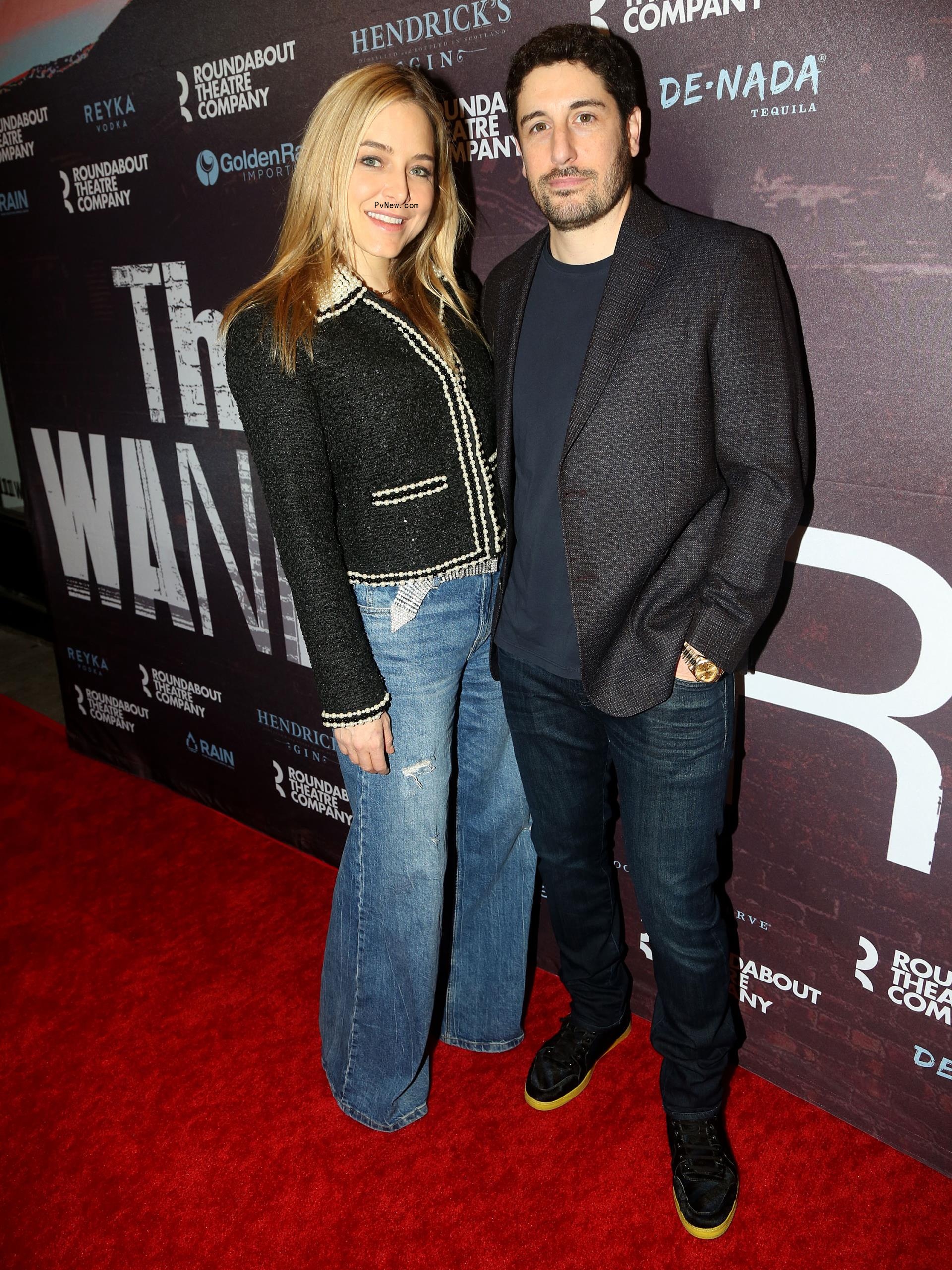 Jenny Mollen and Jason Biggs on a red carpet