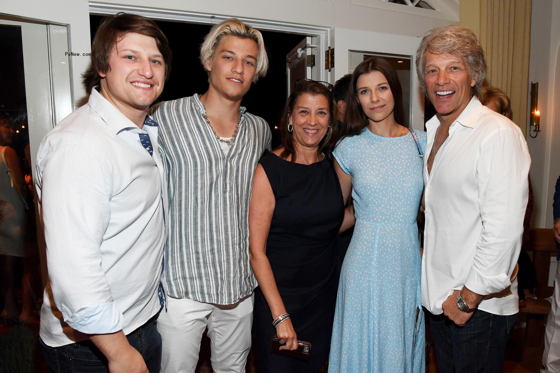 Jon Bon Jovi and his wife Dorothea Hurley posing for a photo with their four kids.
