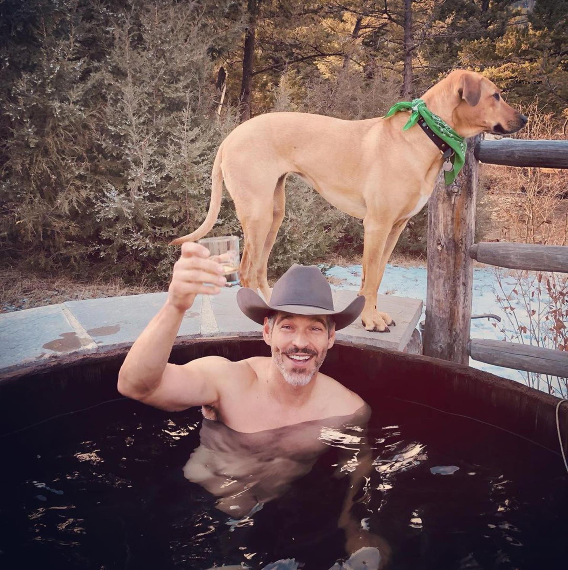 Eddie Cibrian posing in a hot tub