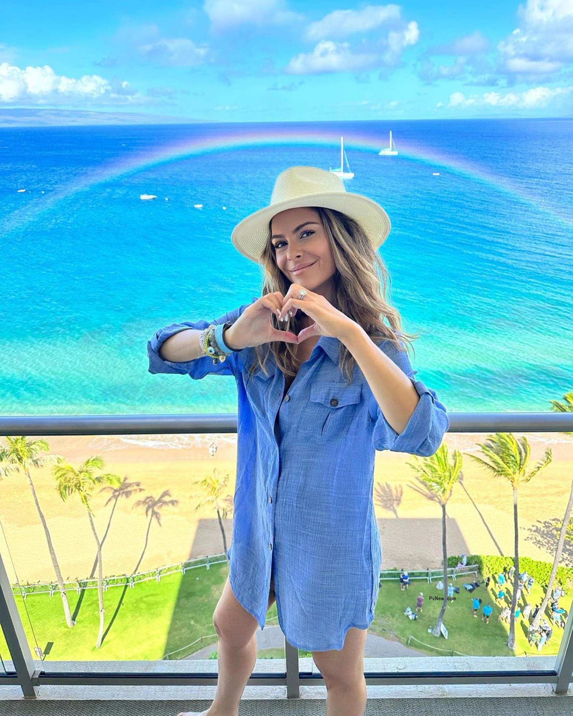 Maria Menounos makes heart with hands