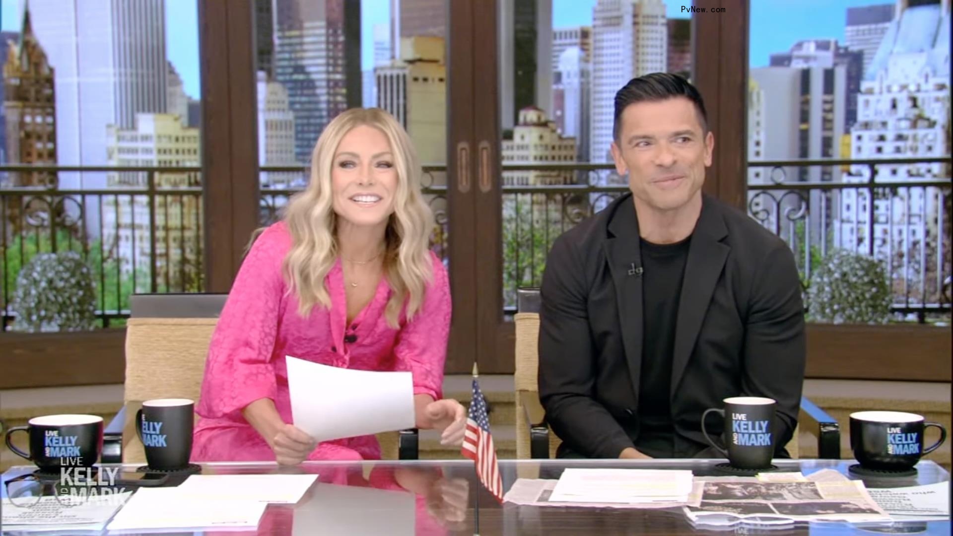 Kelly Ripa and Mark Co<i></i>nsuelos on