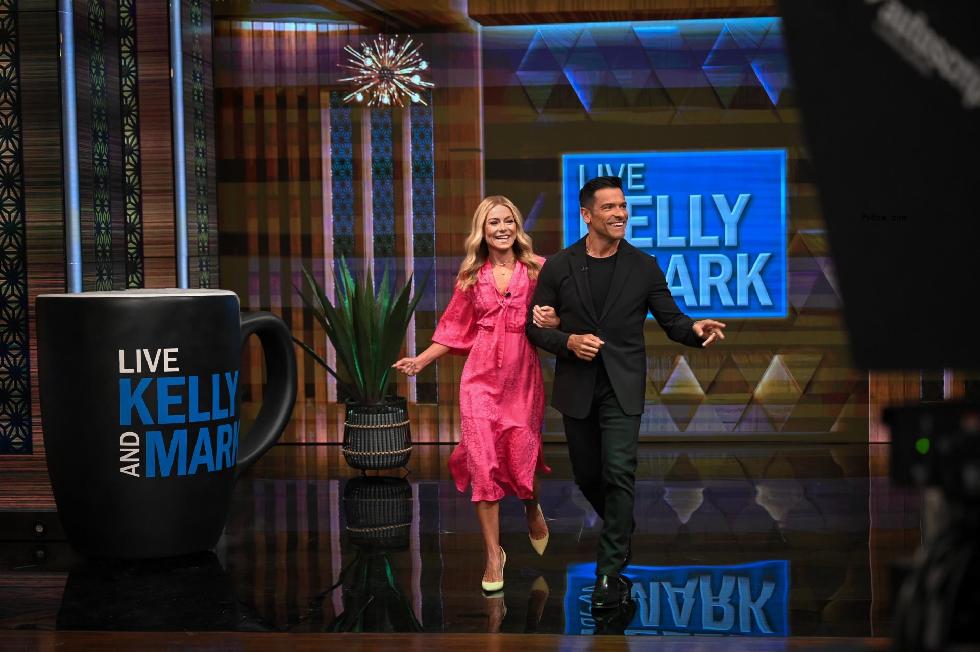 Kelly Ripa and Mark Co<i></i>nsuelos on