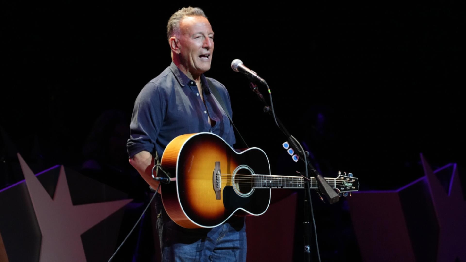 Bruce Springsteen Tells Dirty Jokes and Performs Acoustic Version of ‘Dancing in the Dark’ at Stand Up for Heroes