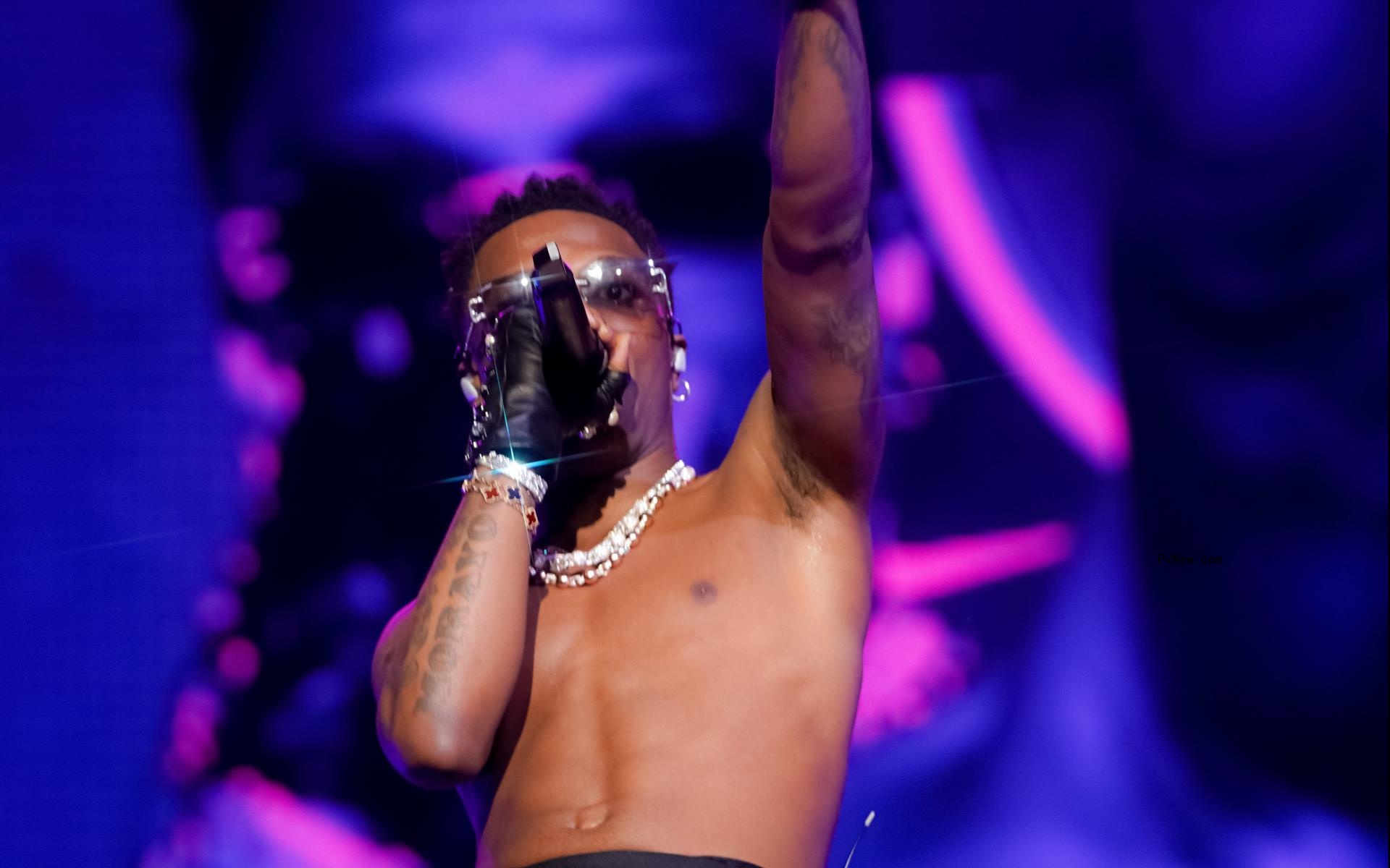 Wizkid Enters His Rock Star Era at Madison Square Garden Show, Complete With Shirtless Serenades and Rabid Fans: Co<i></i>ncert Review