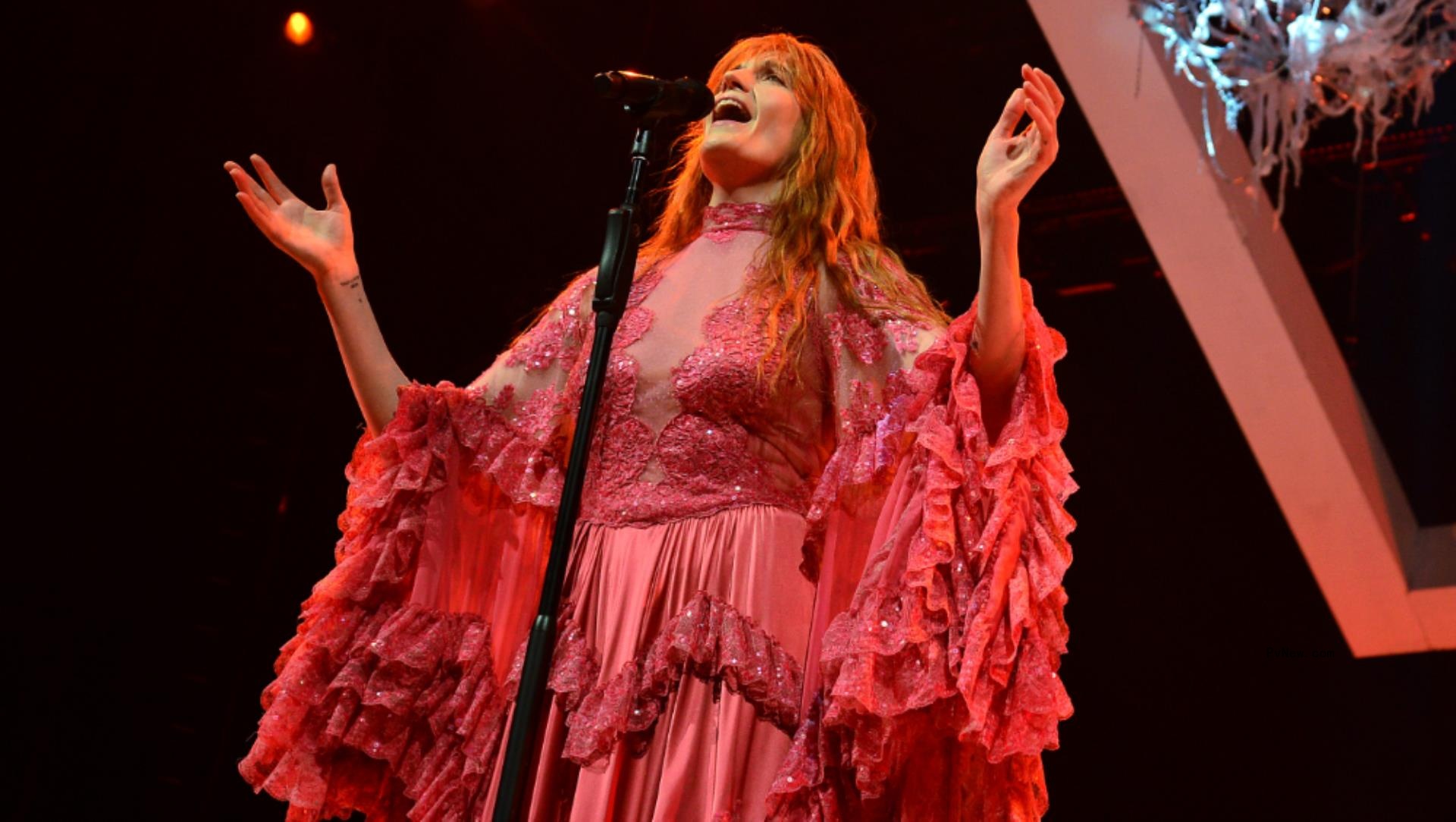 Florence Welch Postpo<i></i>nes Tour After Breaking Foot: ‘My Heart Is Aching’
