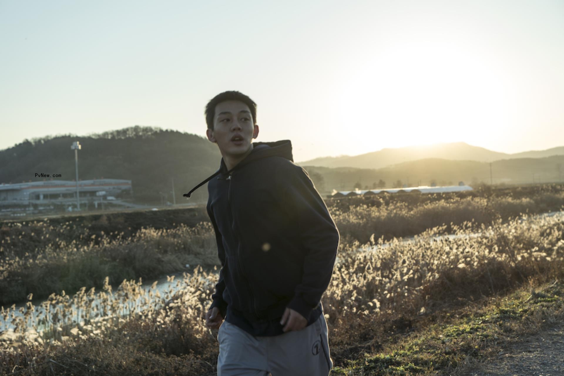 ‘Burning’ Star Yoo Ah-in Attacked by Bottle-Wielding Fan After Court Appearance