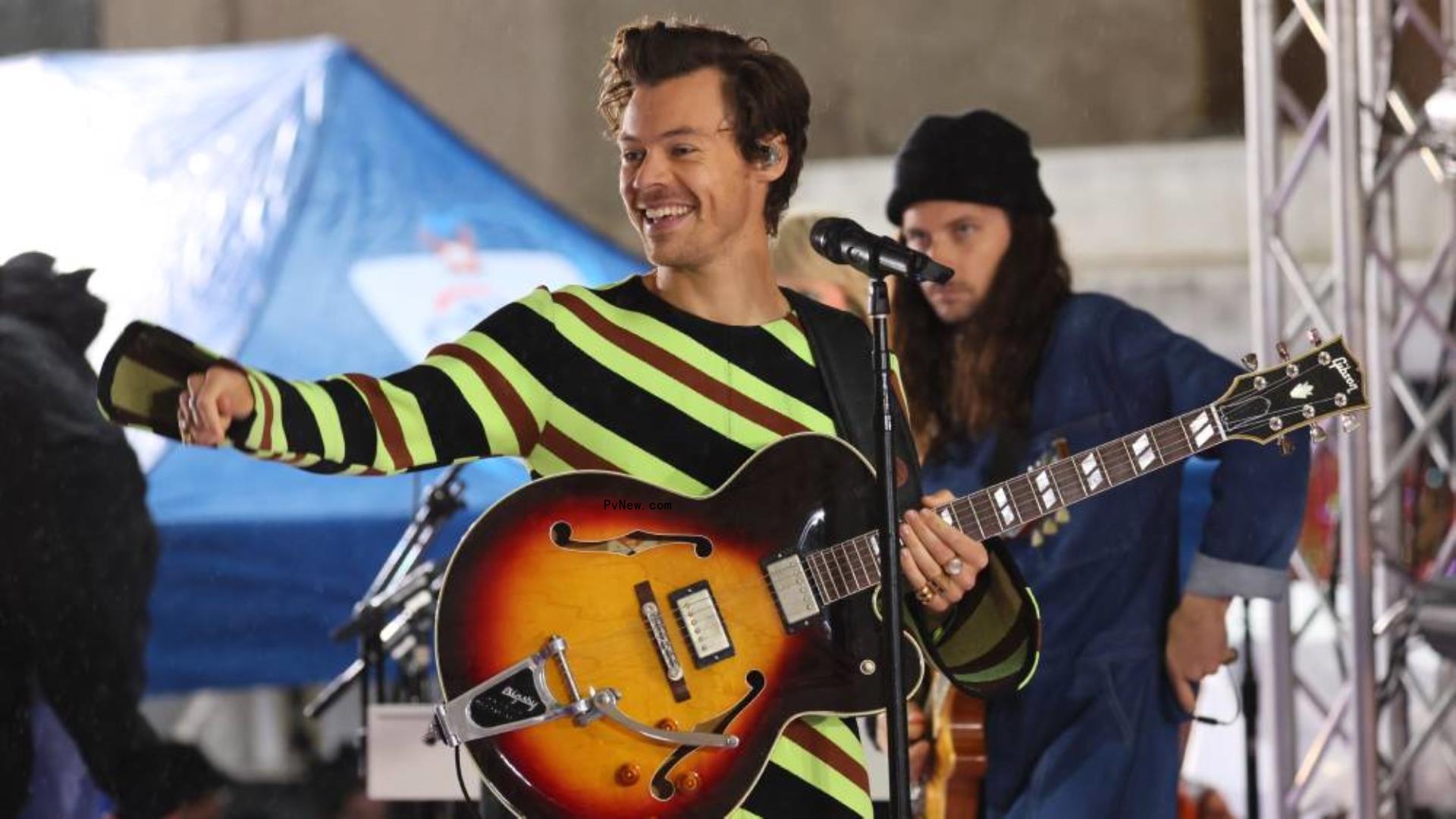 Harry Styles Performs ‘Songbird’ in Tribute to Christine McVie