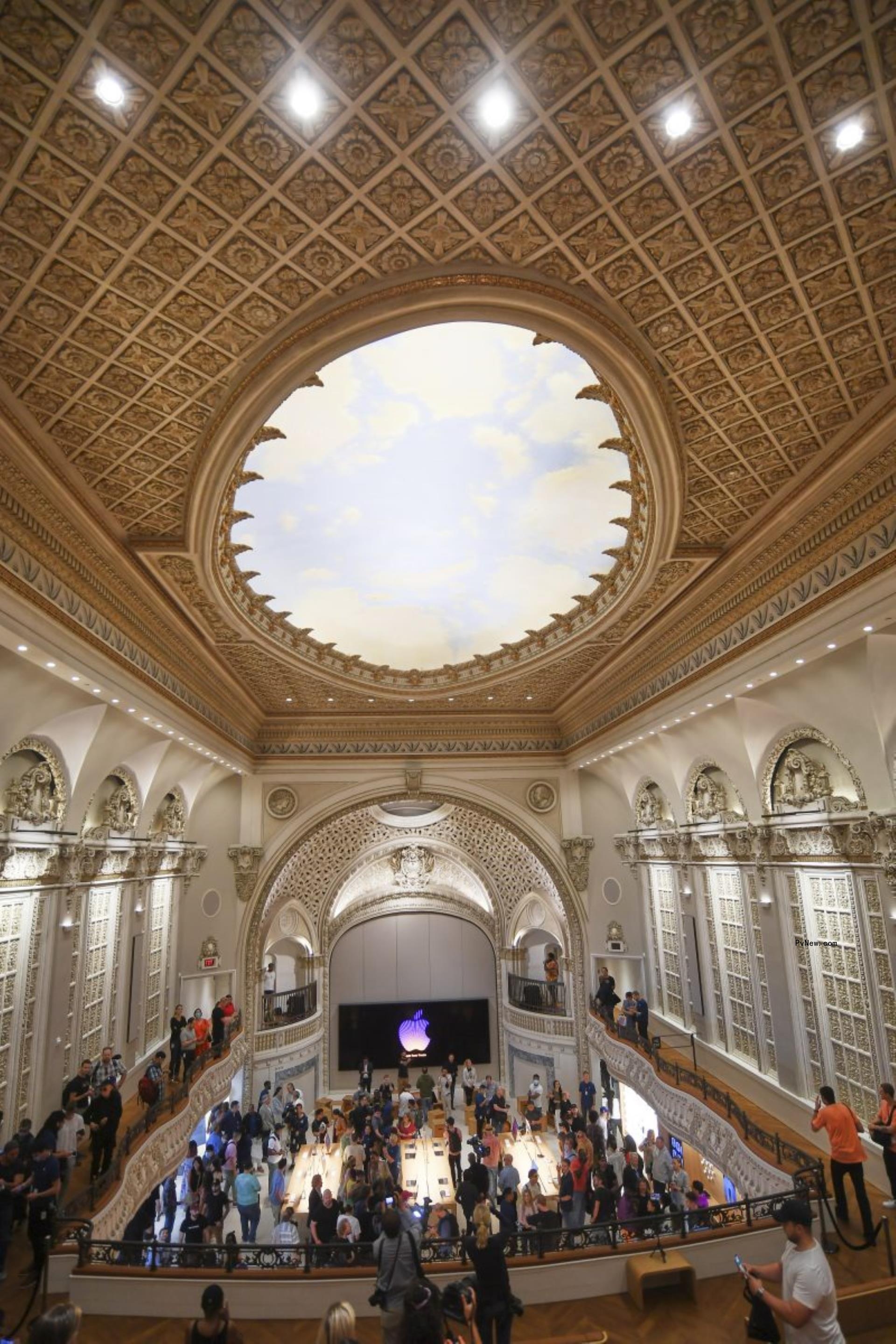 Downtown L.A.’s First Talkie Theater Becomes a Spectacular Apple Store, and Preservatio<i></i>nists Are Talking It Up