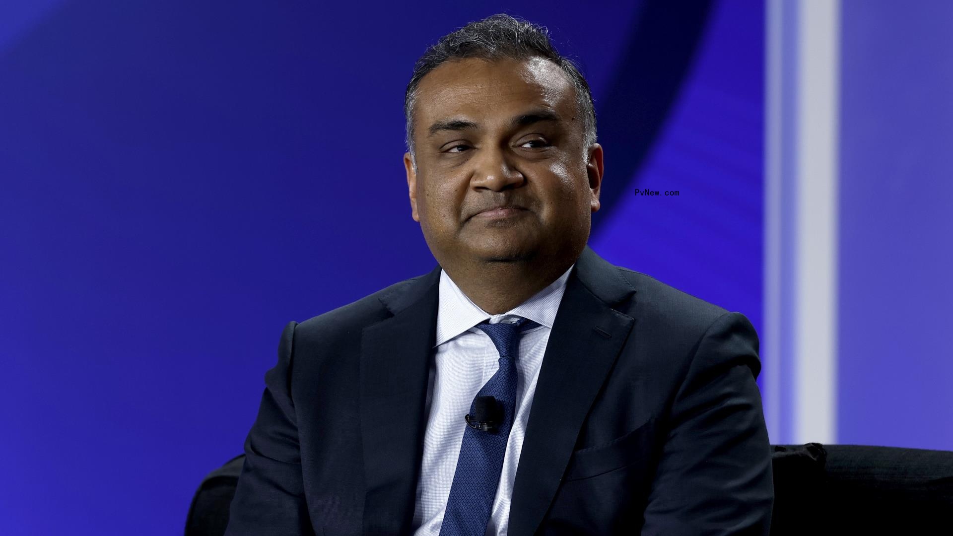 YouTube Ad Revenue Dro<i></i>ps 2.6% in Q1, Alphabet Takes $2 Billion Charge for Layoffs