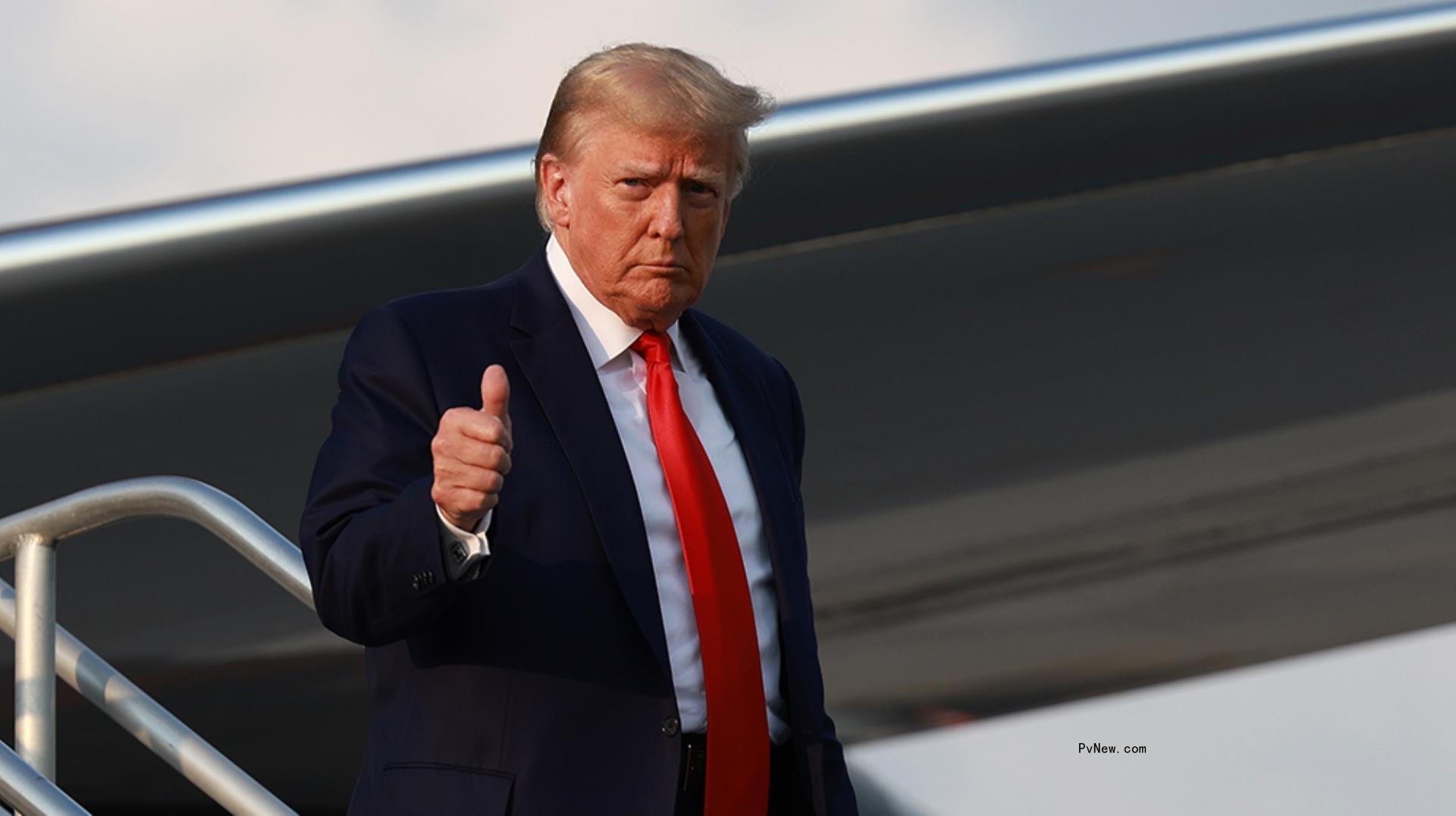 Do<i></i>nald Trump Returns to Twitter Following Surrender to Law Enforcement: ‘Never Surrender!’