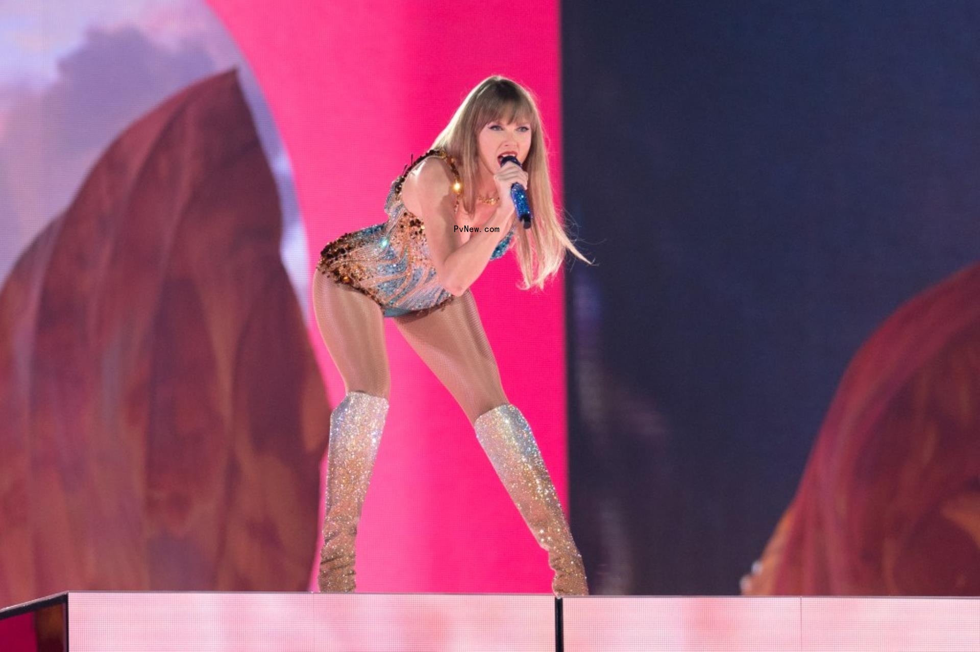 Taylor Swift singing
