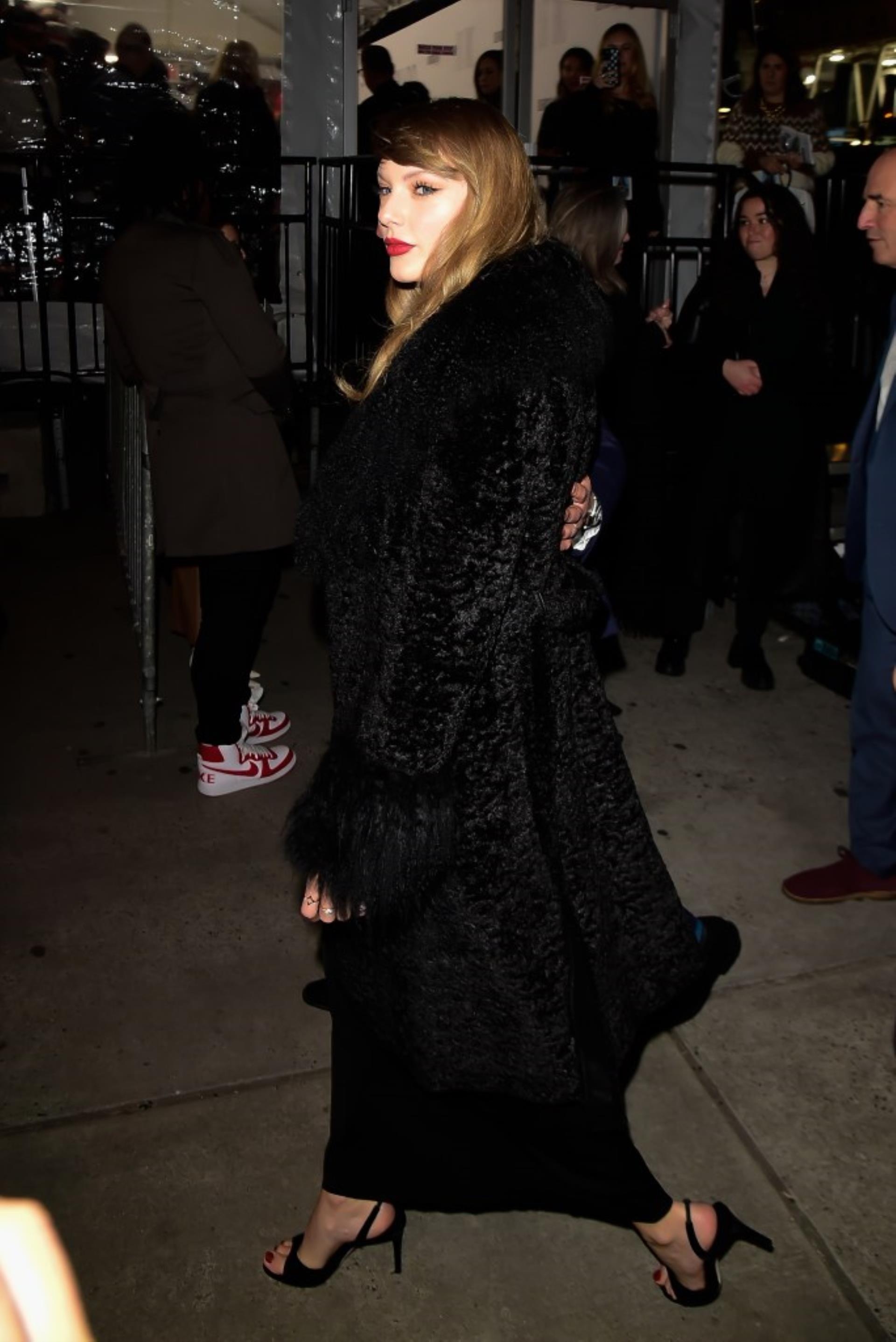 Taylor Swift in an all black ensemble in NYC