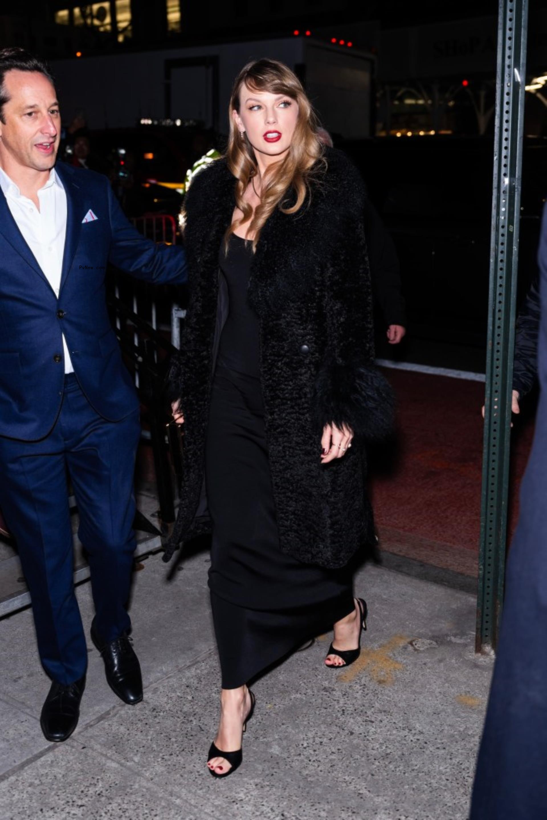 Taylor Swift in an all black ensemble in NYC