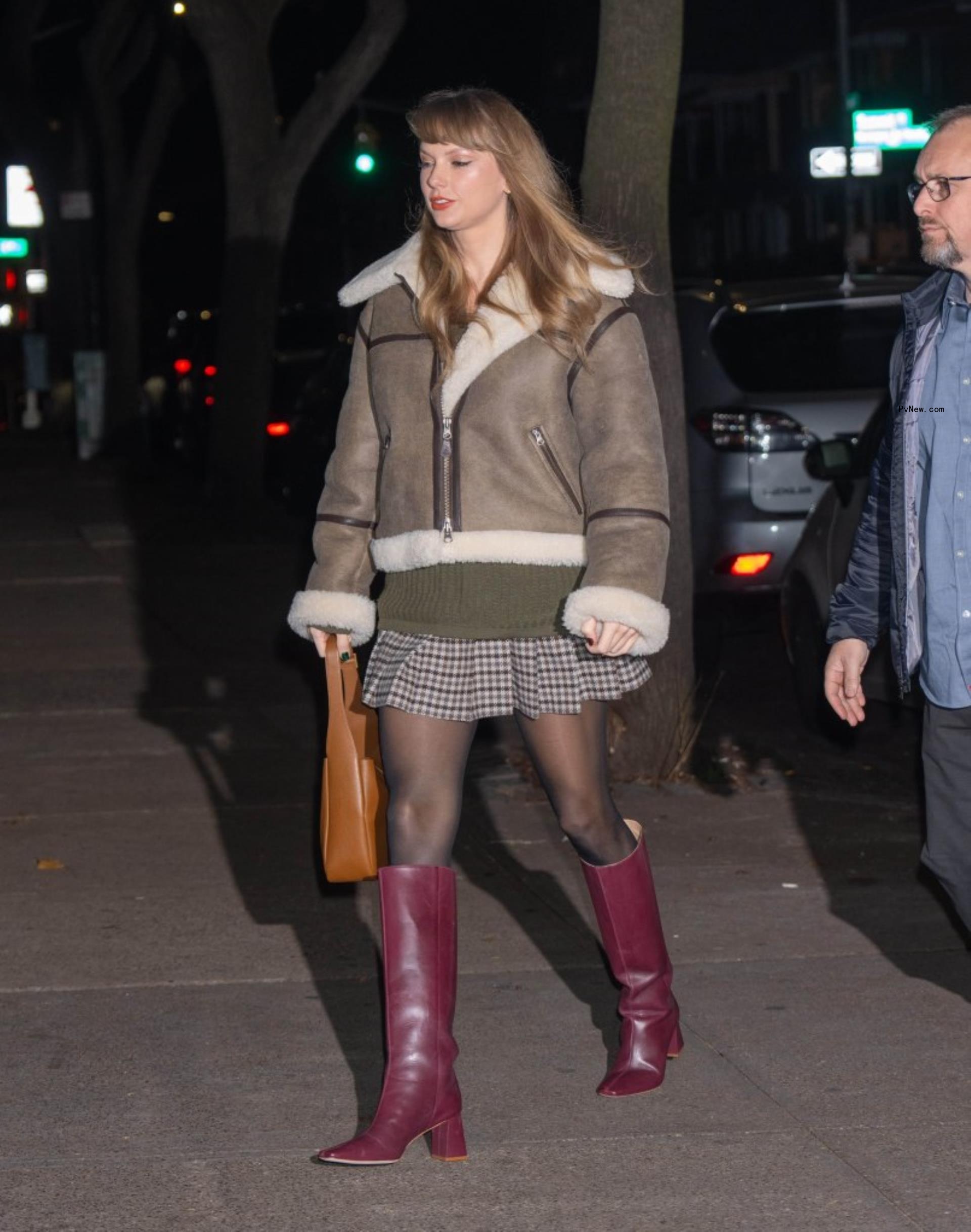 Taylor Swift walking in NYC