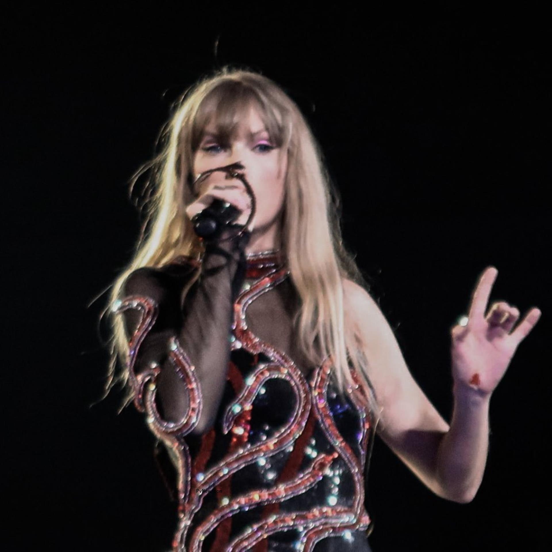 Taylor Swift with cut on hand
