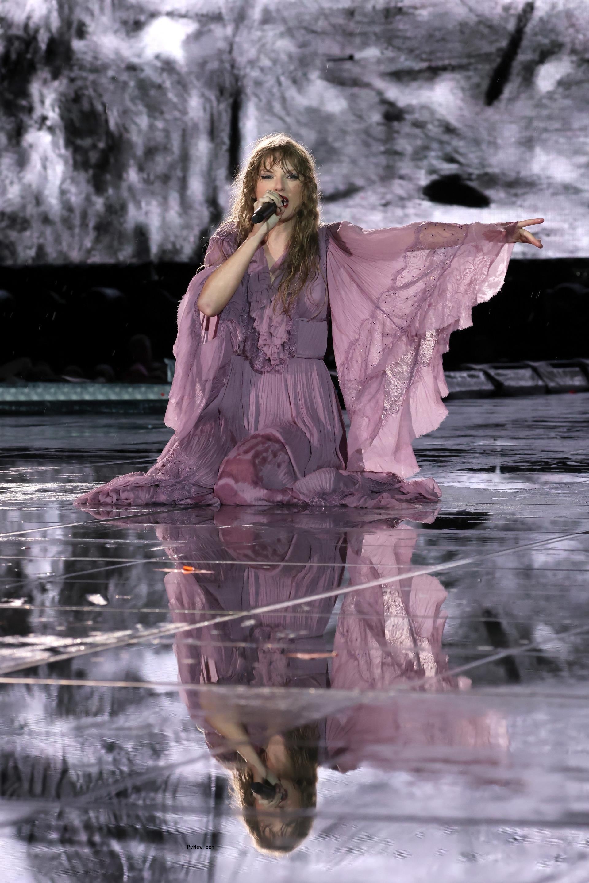 Taylor Swift singing. 