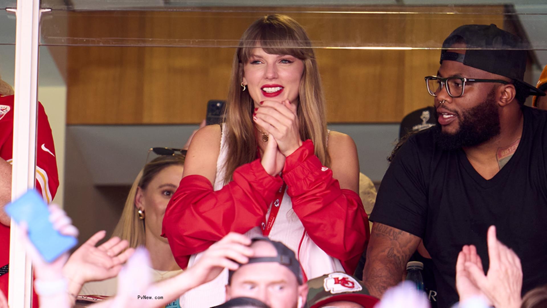 Taylor Swift Causes Media Frenzy Cheering on Travis Kelce at Kansas City Chiefs Game Amid Dating Rumors