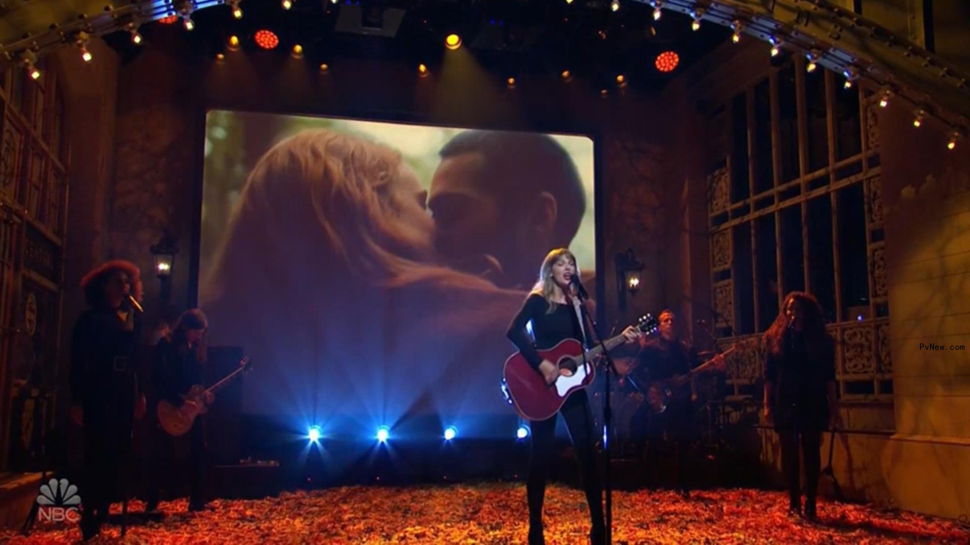 Taylor Swift Delivers Passio<i></i>nate Performance of ‘All Too Well’ on ‘Saturday Night Live’