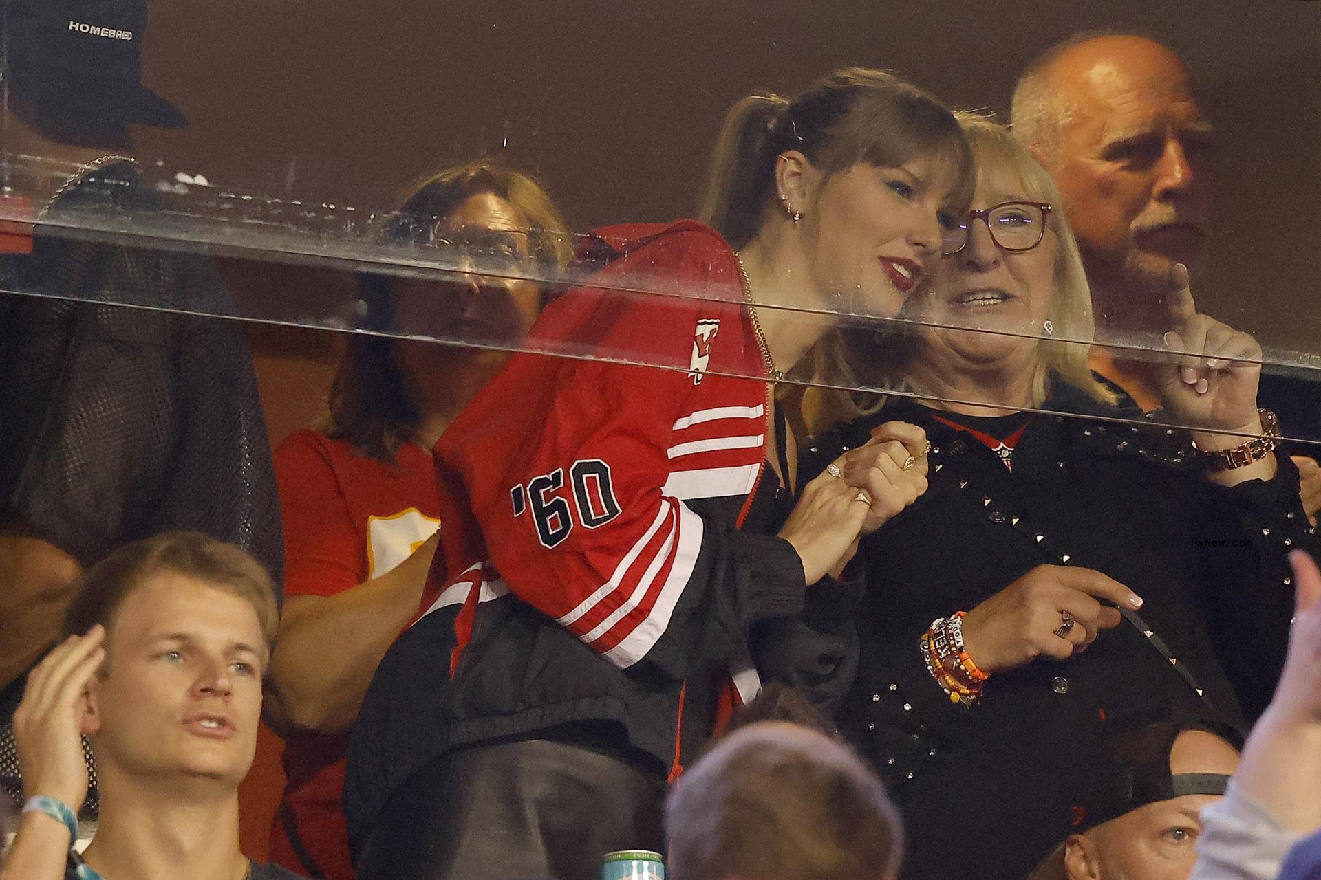 Taylor Swift and Do<i></i>nna Kelce