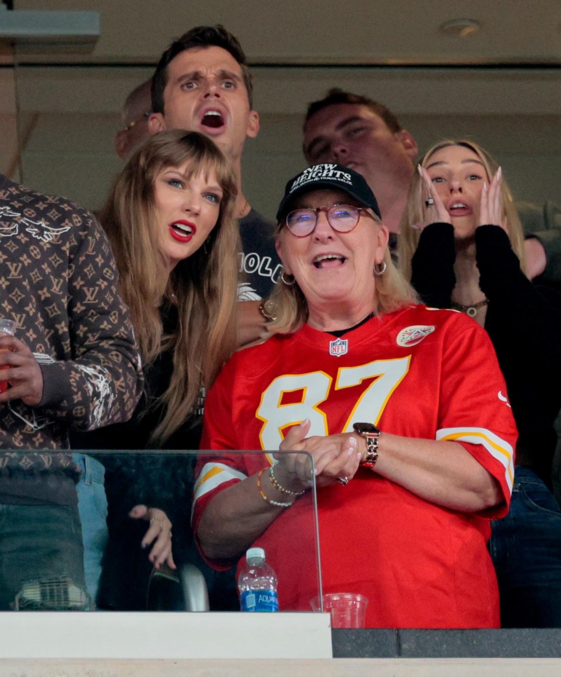 Taylor Swift and Do<i></i>nna Kelce