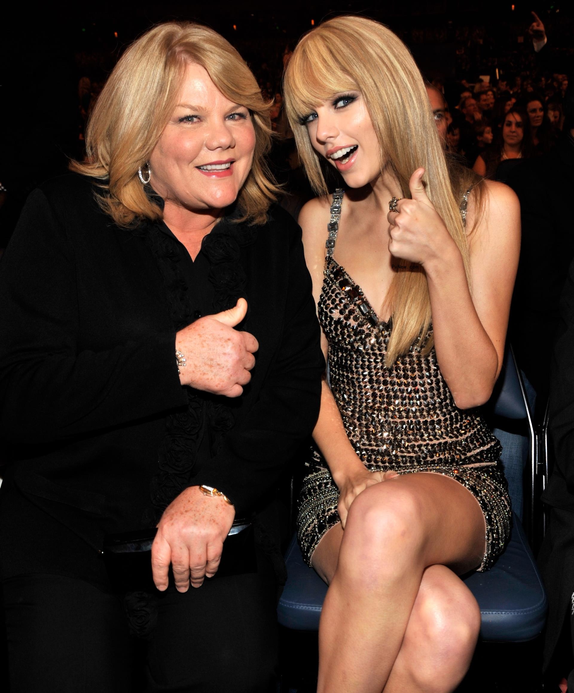 Taylor Swift and her mother, Andrea Swift.