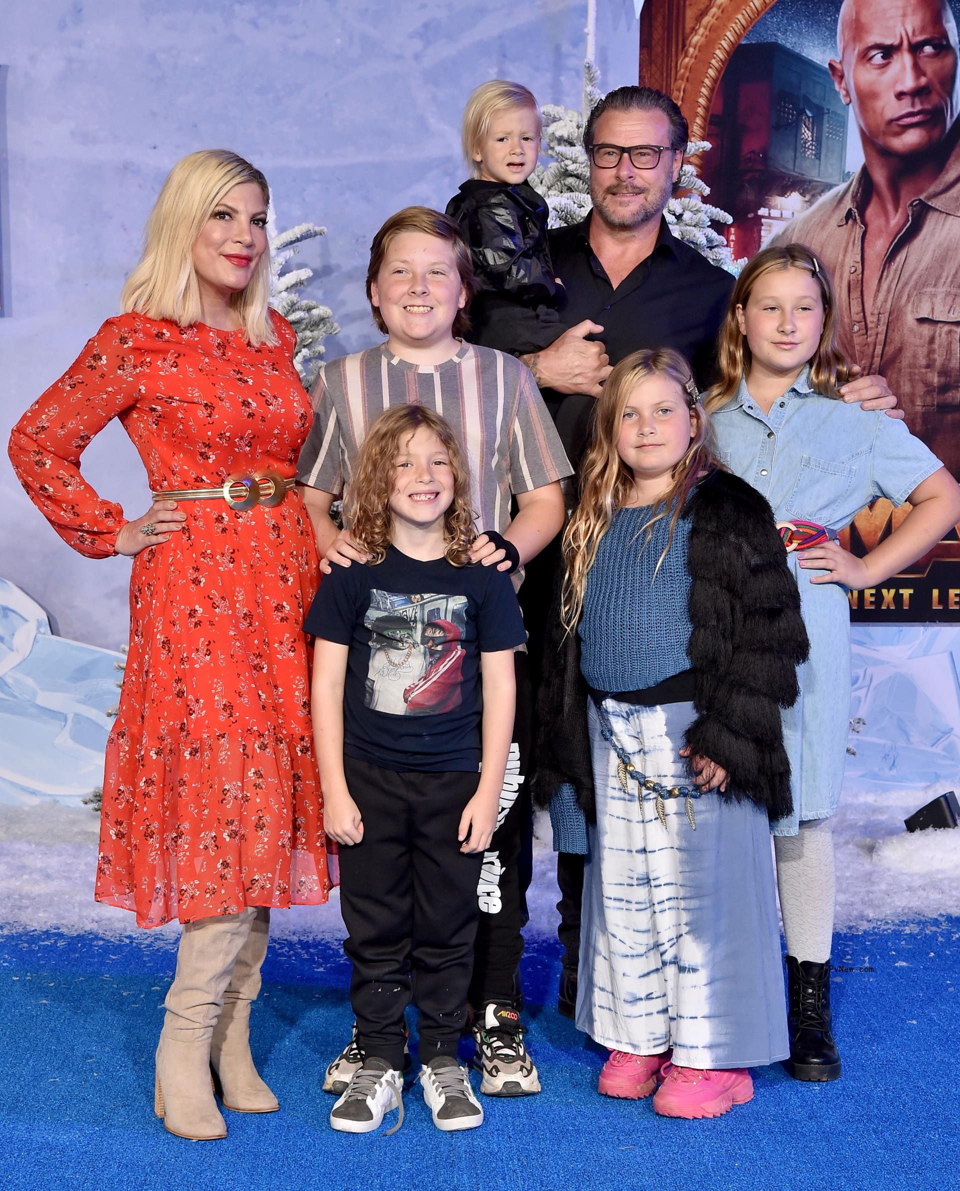 Tori Spelling and Dean McDermott with their kids