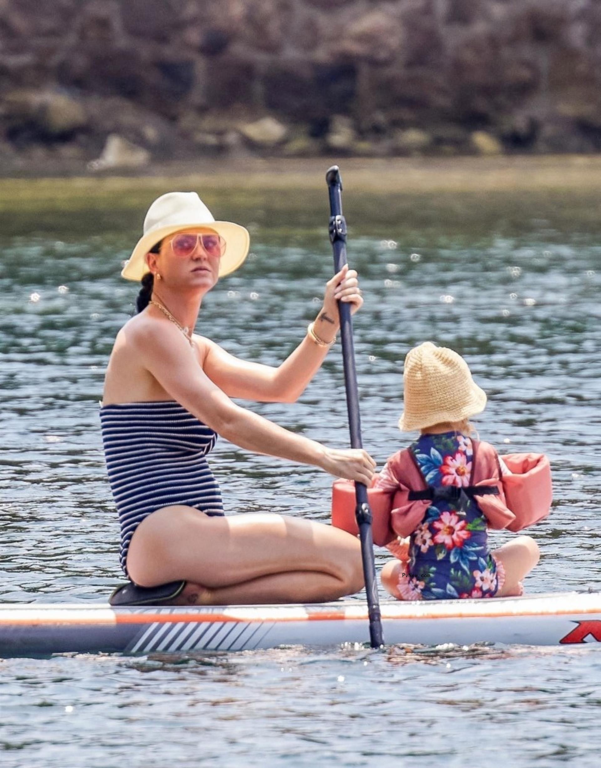 Katy perry paddleboarding