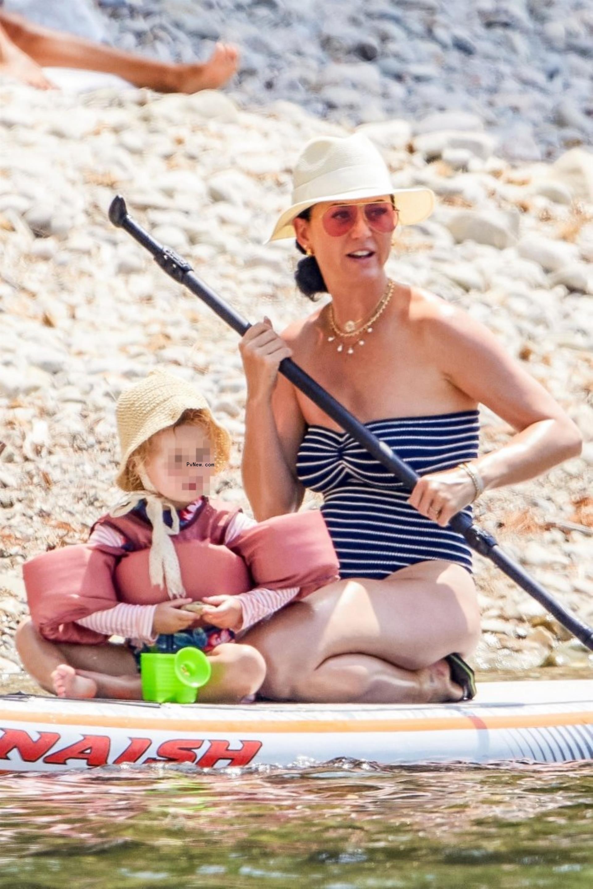 Katy Perry padldeboarding