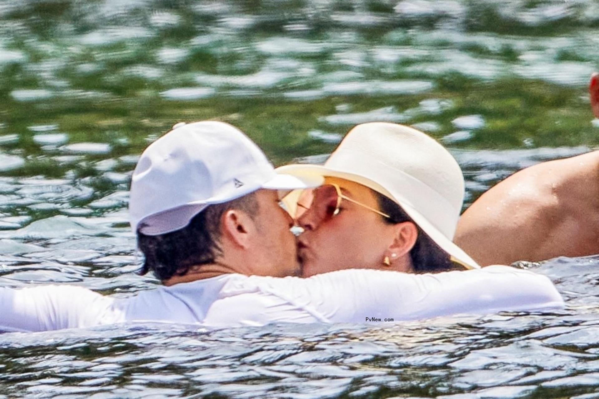 Katy Perry and fiancé Orlando Bloom pack on PDA in St. Tropez