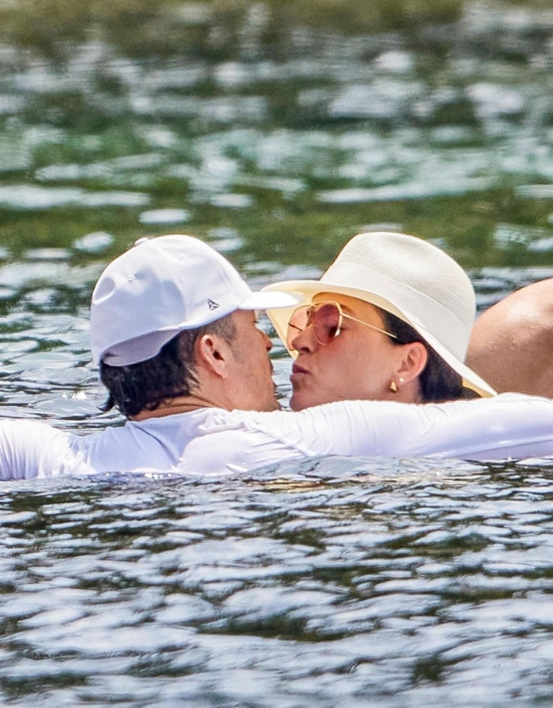 Orlando Bloom and Katy Perry kissing in water