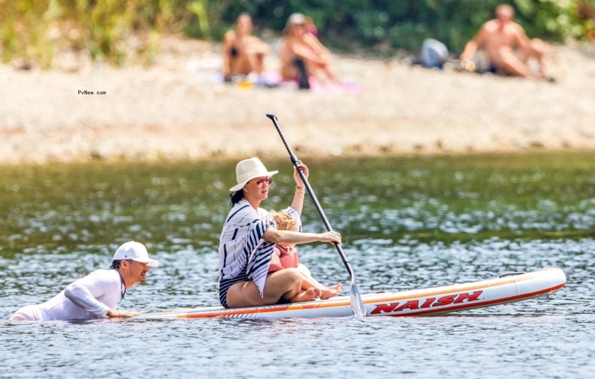 Katy Perry paddleboarding with Daisy Dove and talking to Orlando Bloom
