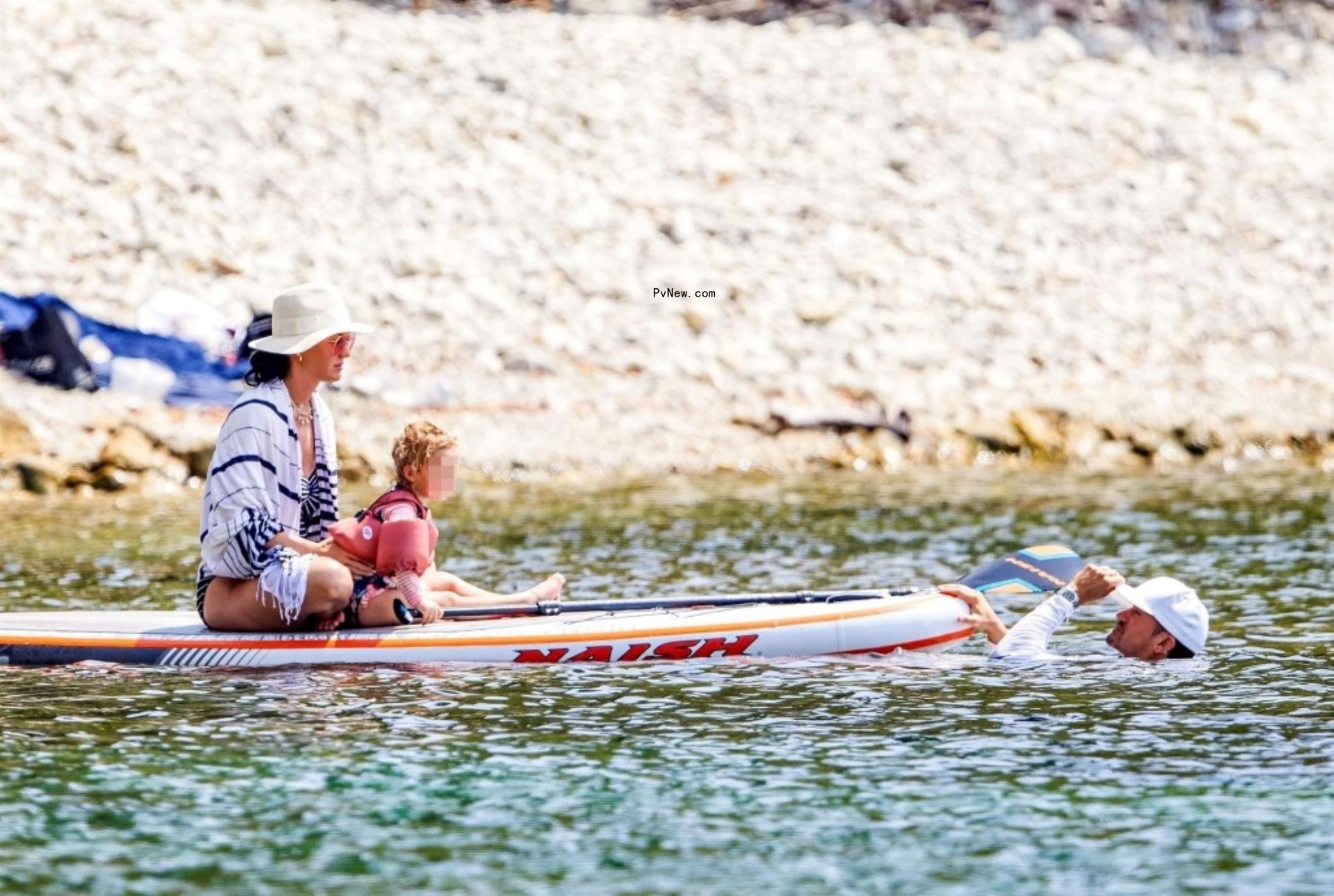 Katy Perry paddleboarding with Daisy Dove and talking to Orlando Bloom
