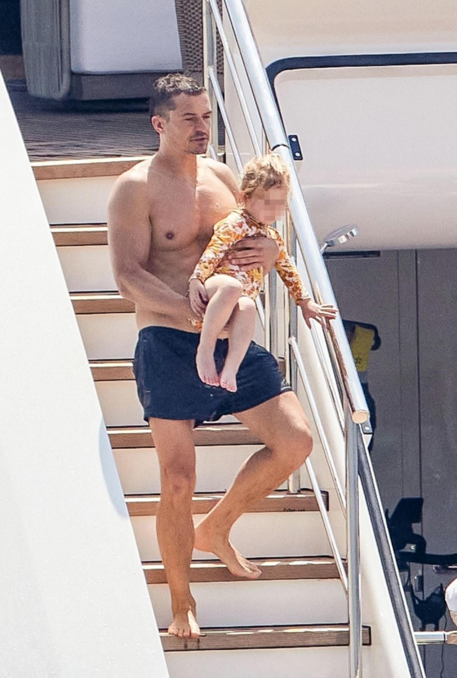 Orlando Bloom and Katy Perry kissing in water